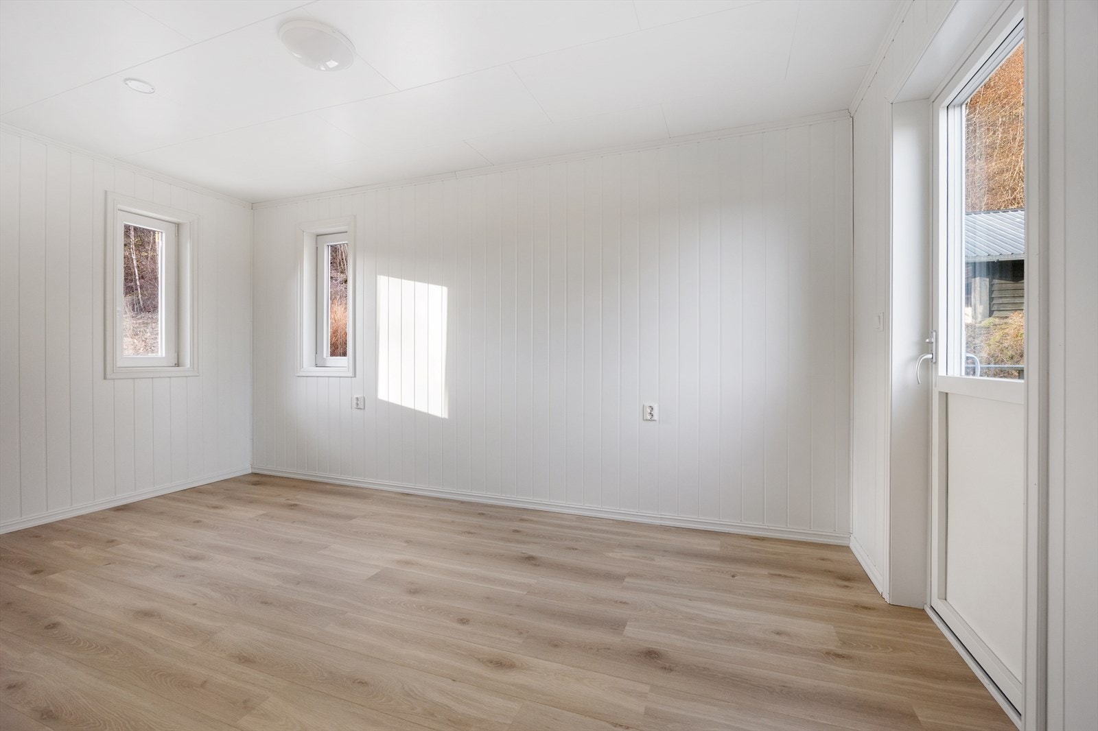 Romslig soverom med utgang til hage Galleribilde