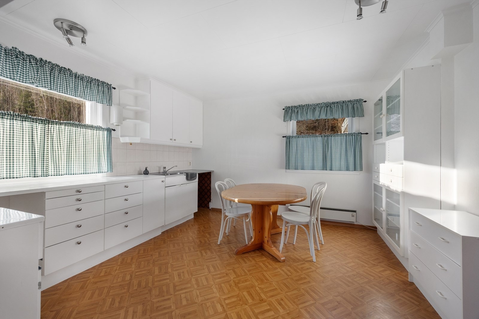 Kjøkkenet i 1. etasje er romslig og har god plass til sittegruppe. Galleribilde