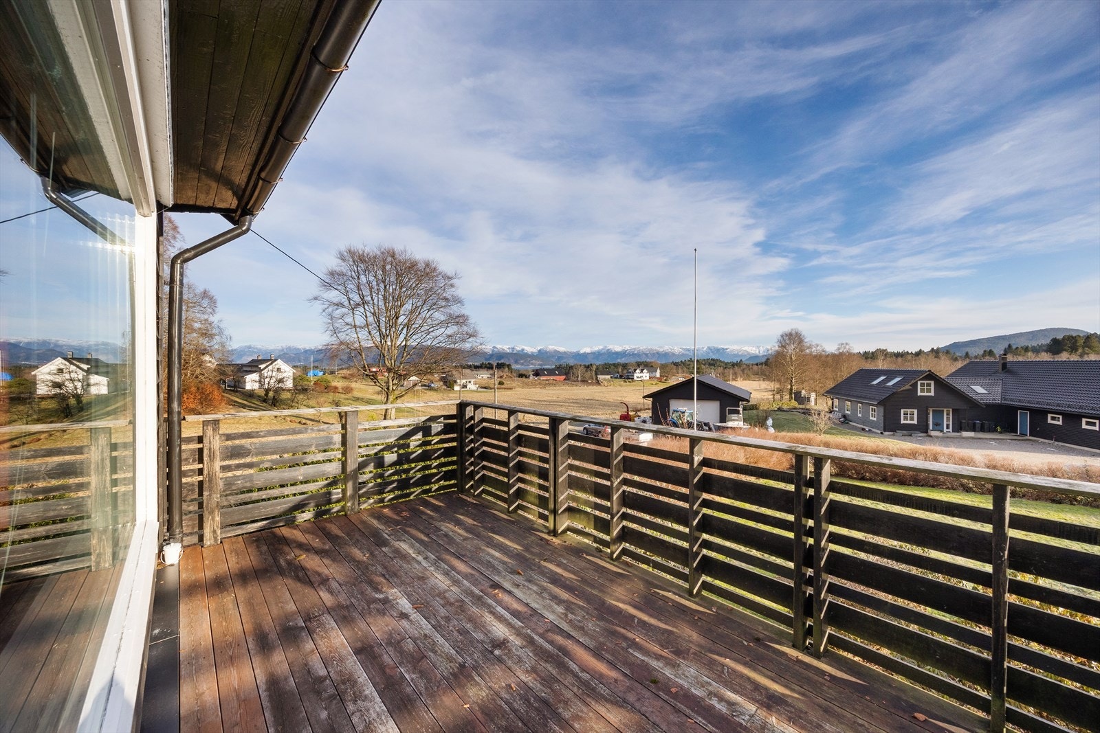 Boligen har en landlig og attraktiv beliggenhet på Fanebust på Lindås i Alver kommune, plassert på en liten høyde med flott utsikt og gode solforhold. Galleribilde