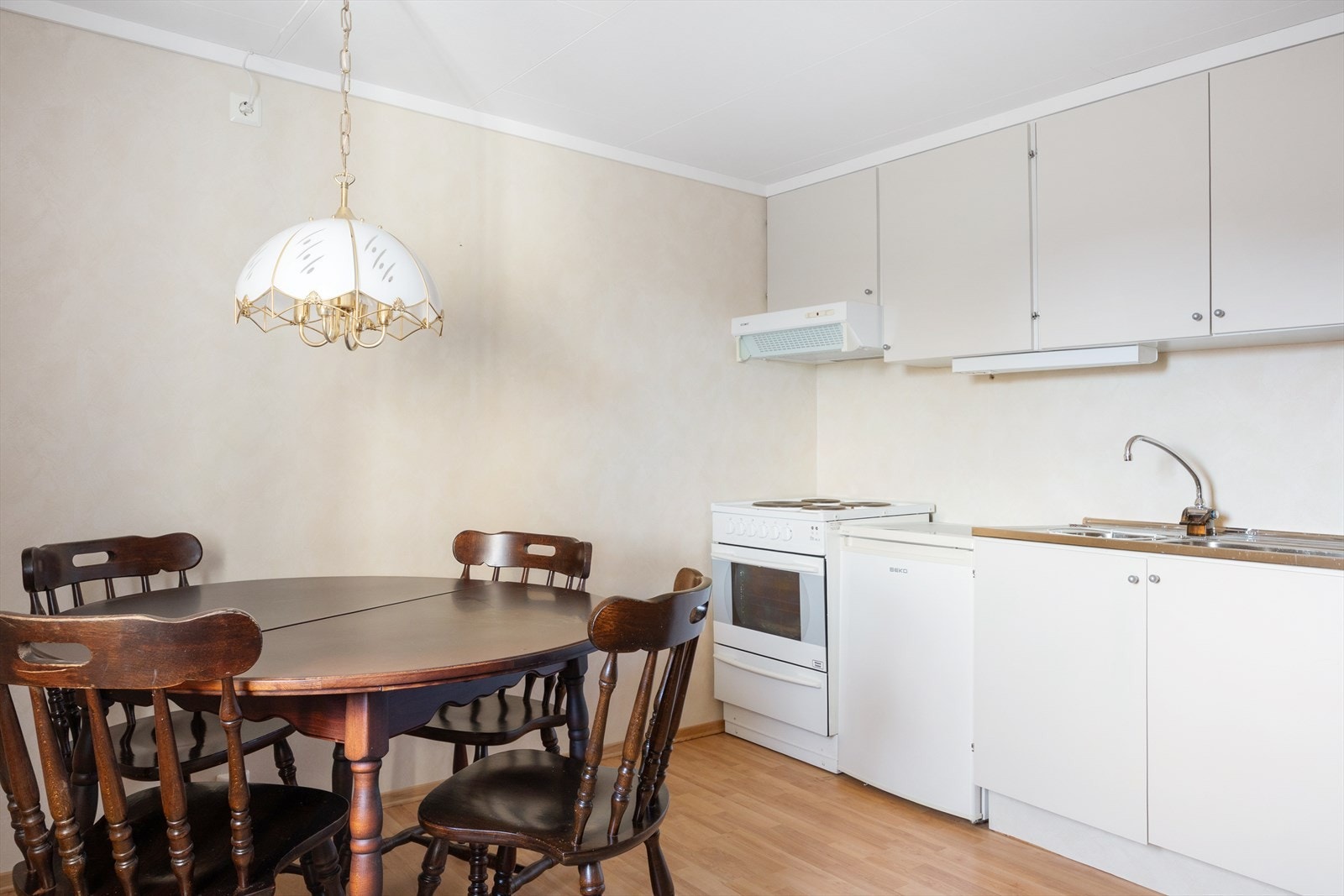 Kjøkken med innredning med malte, glatte fronter. Galleribilde