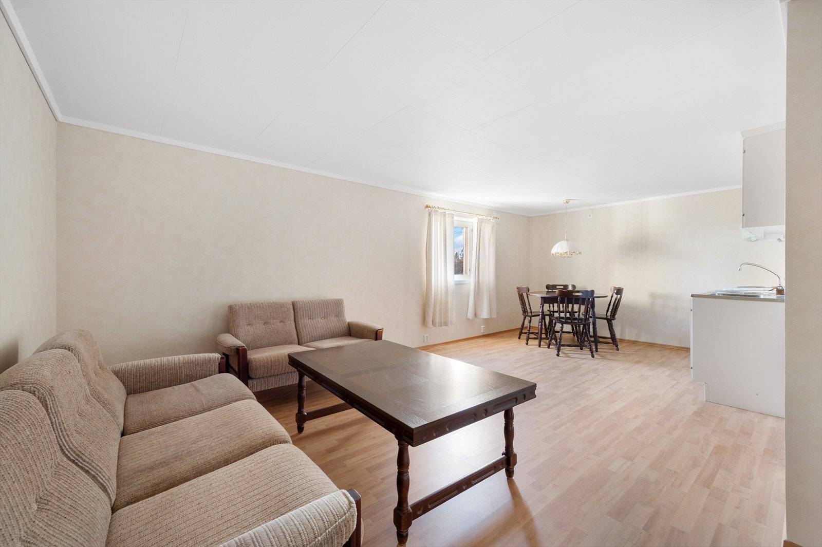 Stue/kjøkken i kjeller Galleribilde