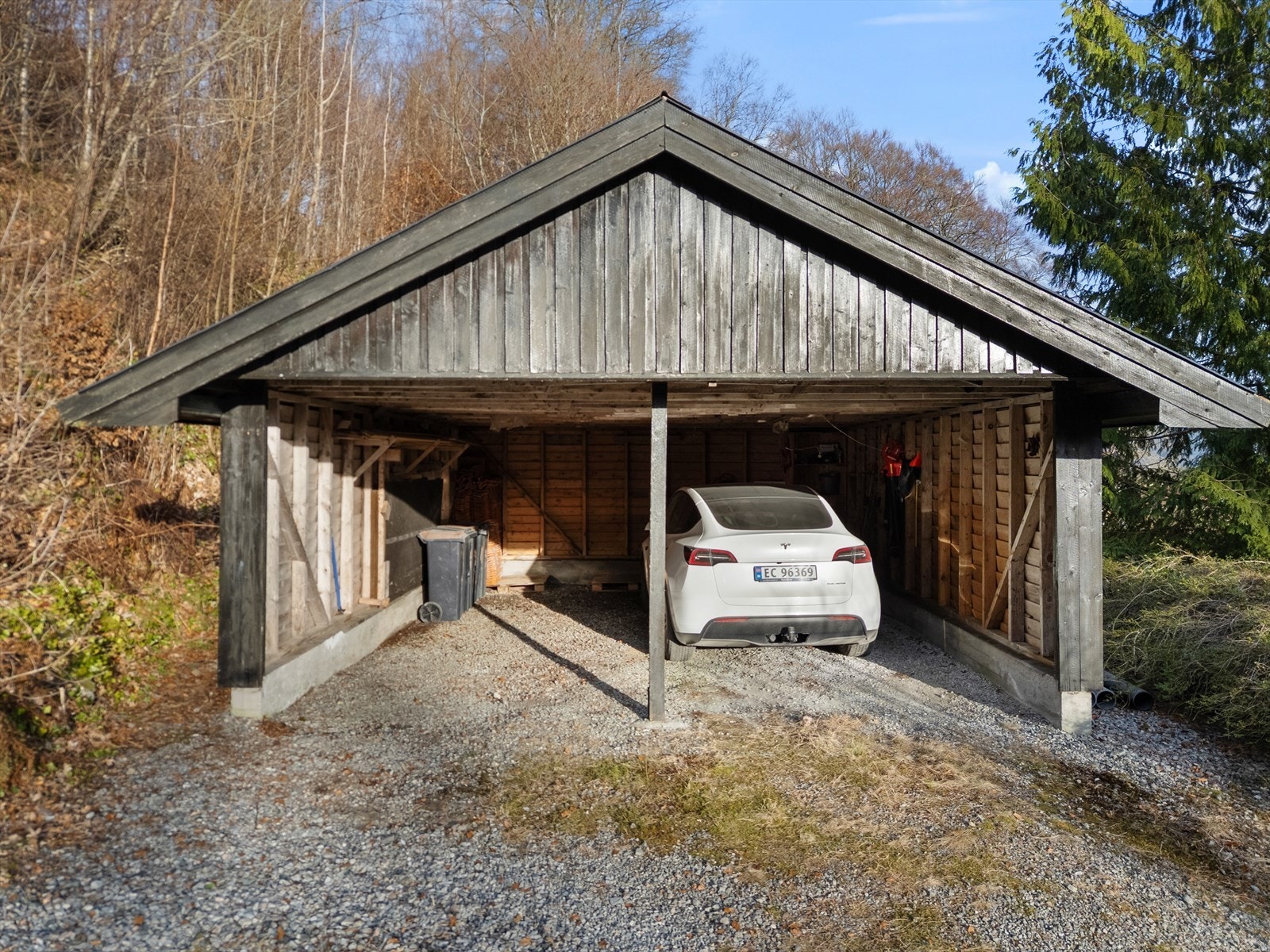 Det er god plass til parkering på egen tomt, i tillegg til garasje. Galleribilde