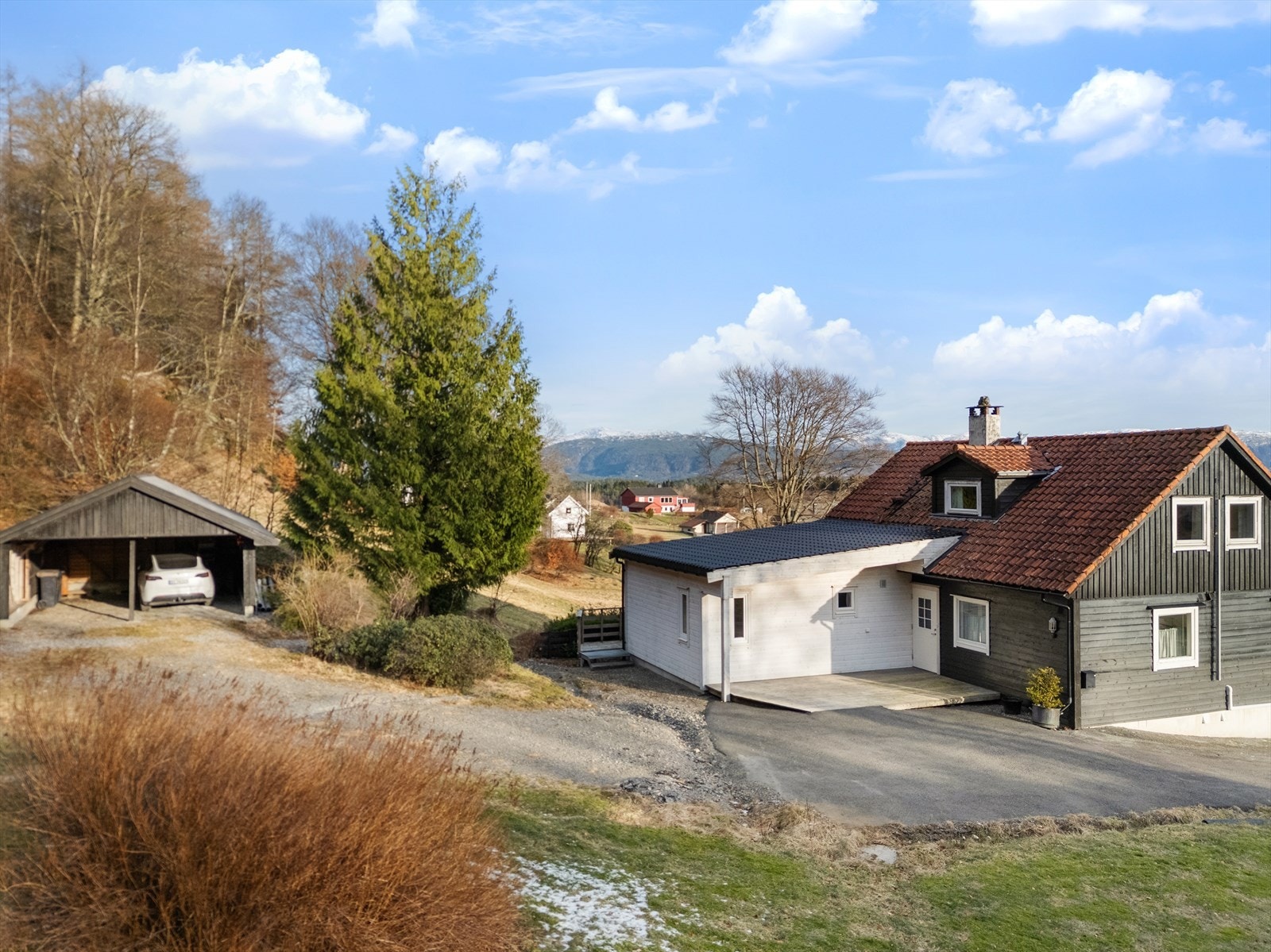 Eneboligen går over tre plan, opprinnelig oppført i 1961 med tilbygg fra 2020. Galleribilde