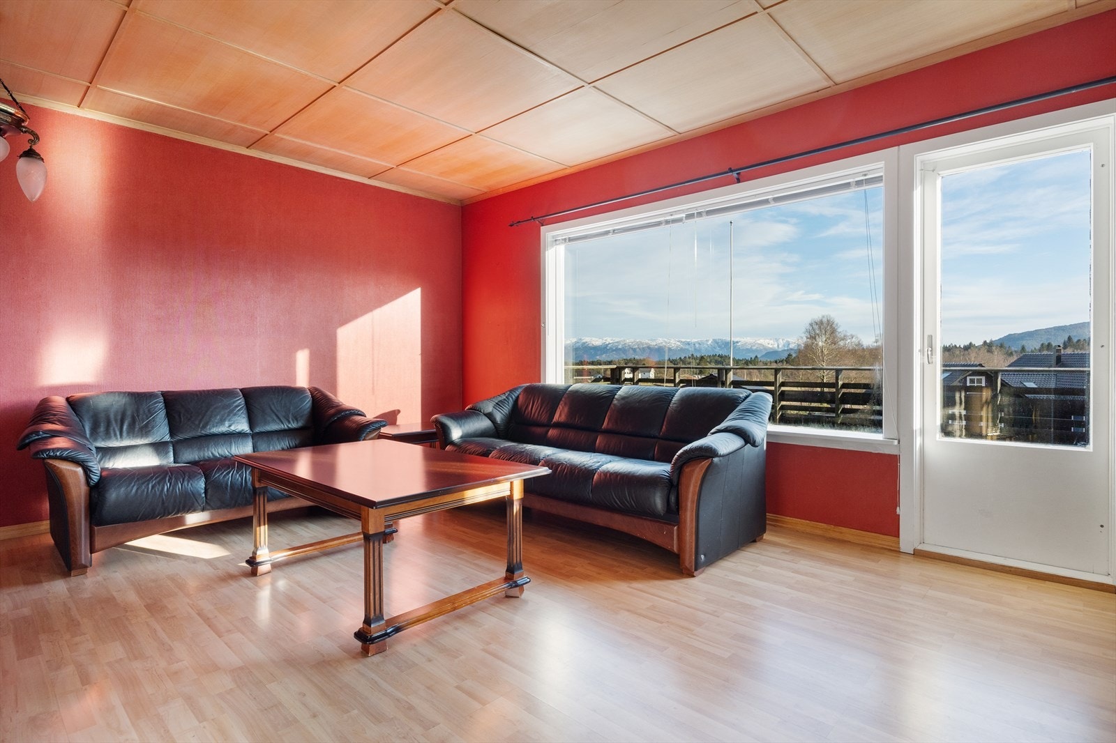 Romslig stue med store vindusflater som gir rikelig med naturlig lys. Galleribilde