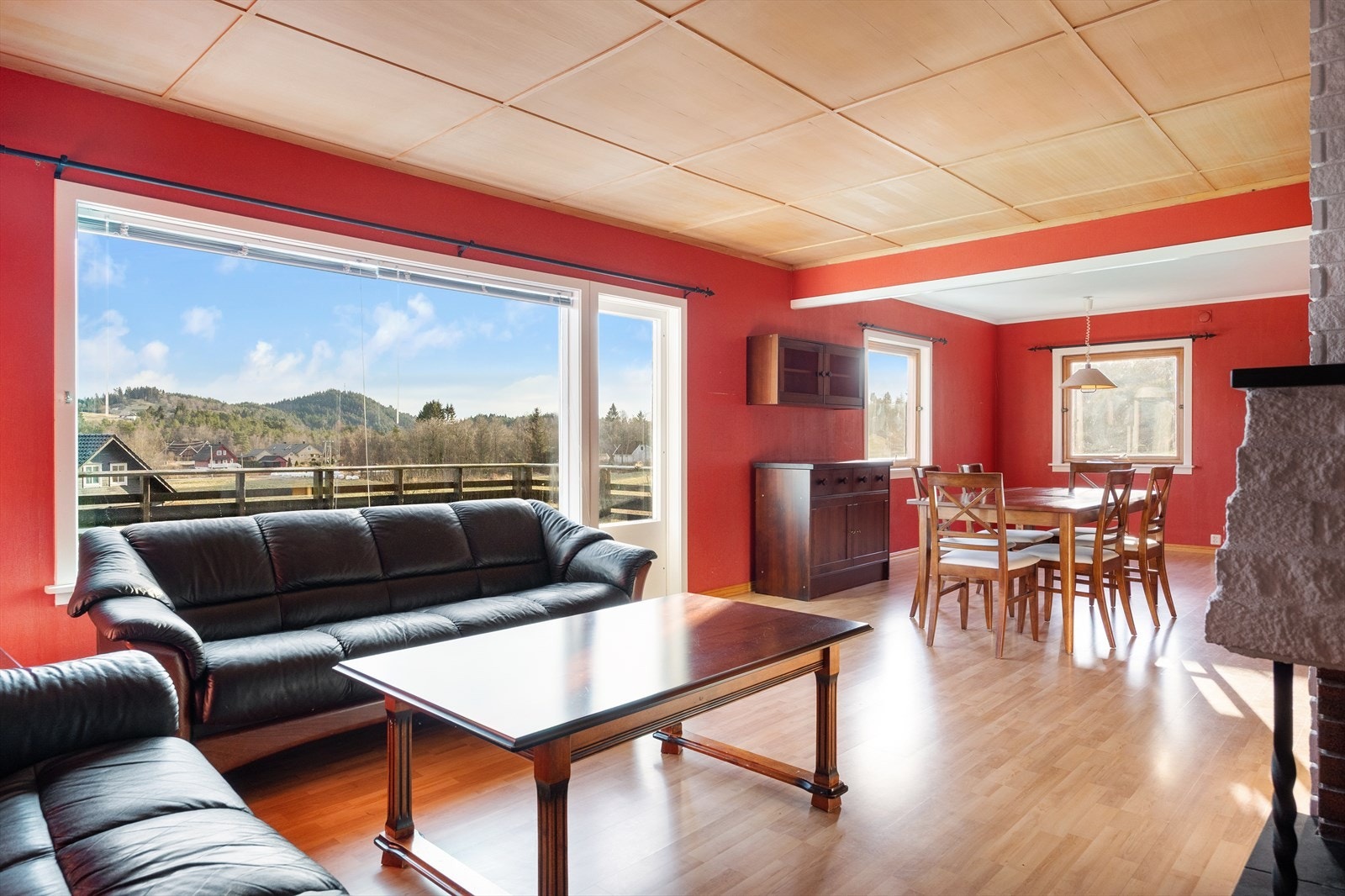 Det er god plass til spisebord, sofa, TV-bord og øvrig møblering. Galleribilde