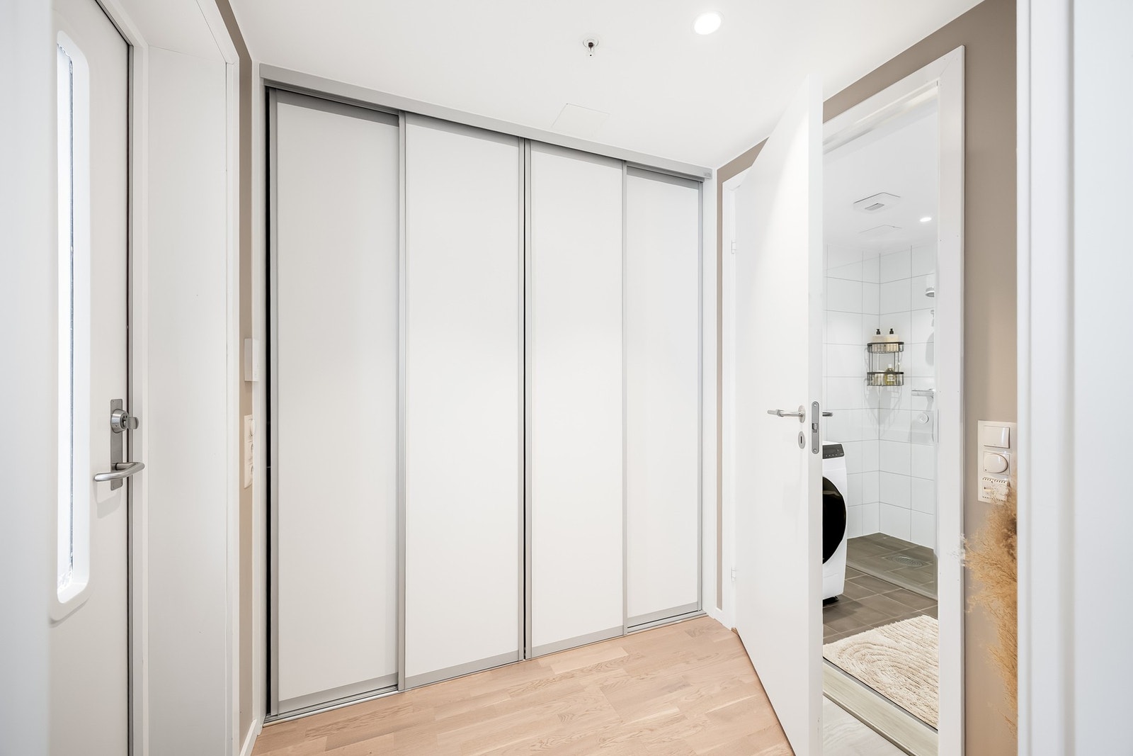 Entréen er innredet med en praktisk skyvedørsgarderobe for oppbevaring av yttertøy, sko og annet utstyr. Galleribilde