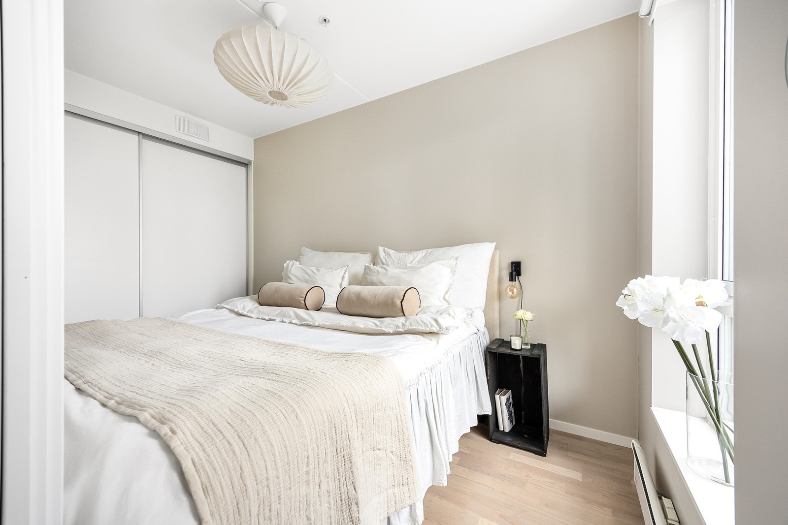 Soverommet er malt i moderne, tidsriktige fargetoner og det er trestavs parkett på gulvet. Galleribilde