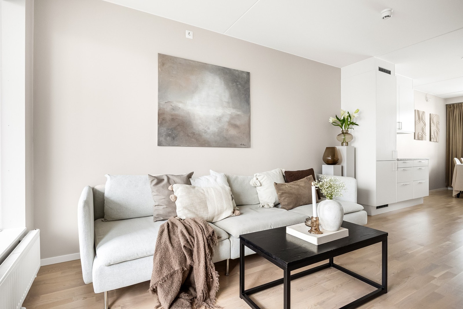 Den er lys og innbydende, malt i moderne og tidsriktige farger som er kombinert med trestavs parkett. Galleribilde