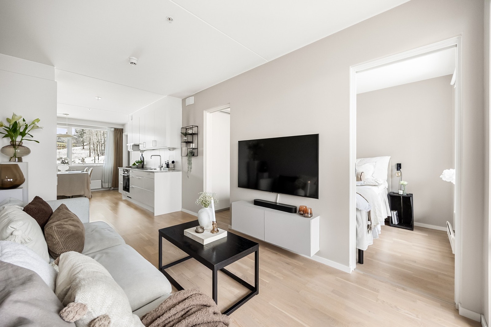 Her er det godt med plass til både sofagruppe og TV-løsning. Galleribilde