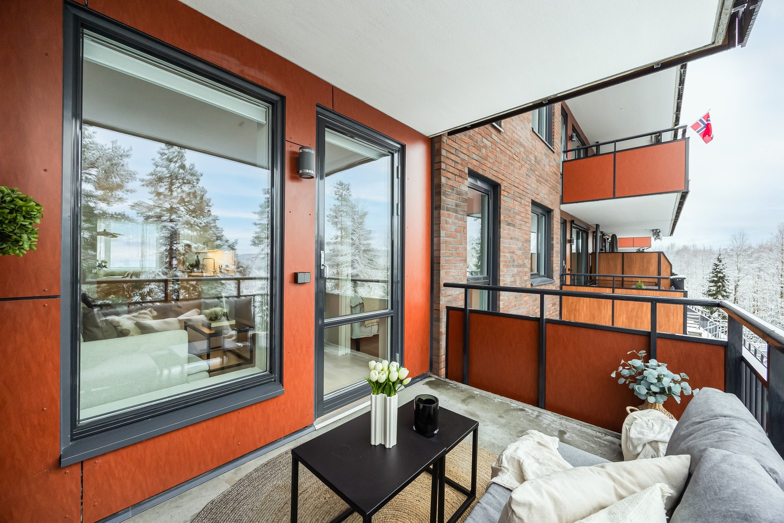 Fra stuen er det utgang til en vestvendt balkong på ca. 6 kvm. Galleribilde