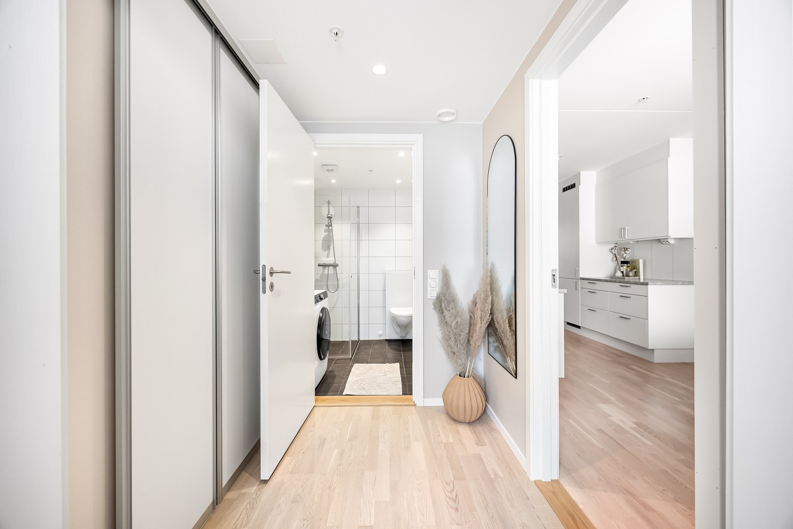 Badet ligger praktisk plassert i tilknytning til badet. Galleribilde