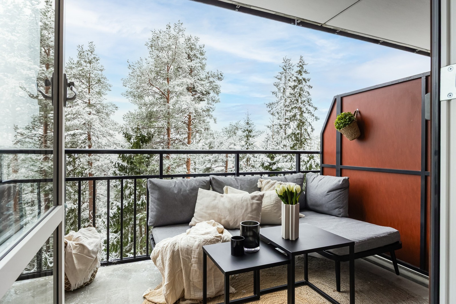 Leiligheten byr på både praktisk planløsning, stilrent design, samt en flott, vestvendt balkong på ca. 6 kvm. Galleribilde