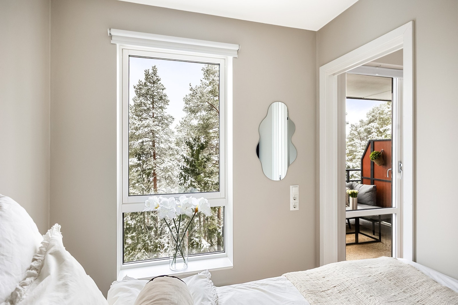 Store vindusflater slipper inn rikelig med naturlig lys. Galleribilde