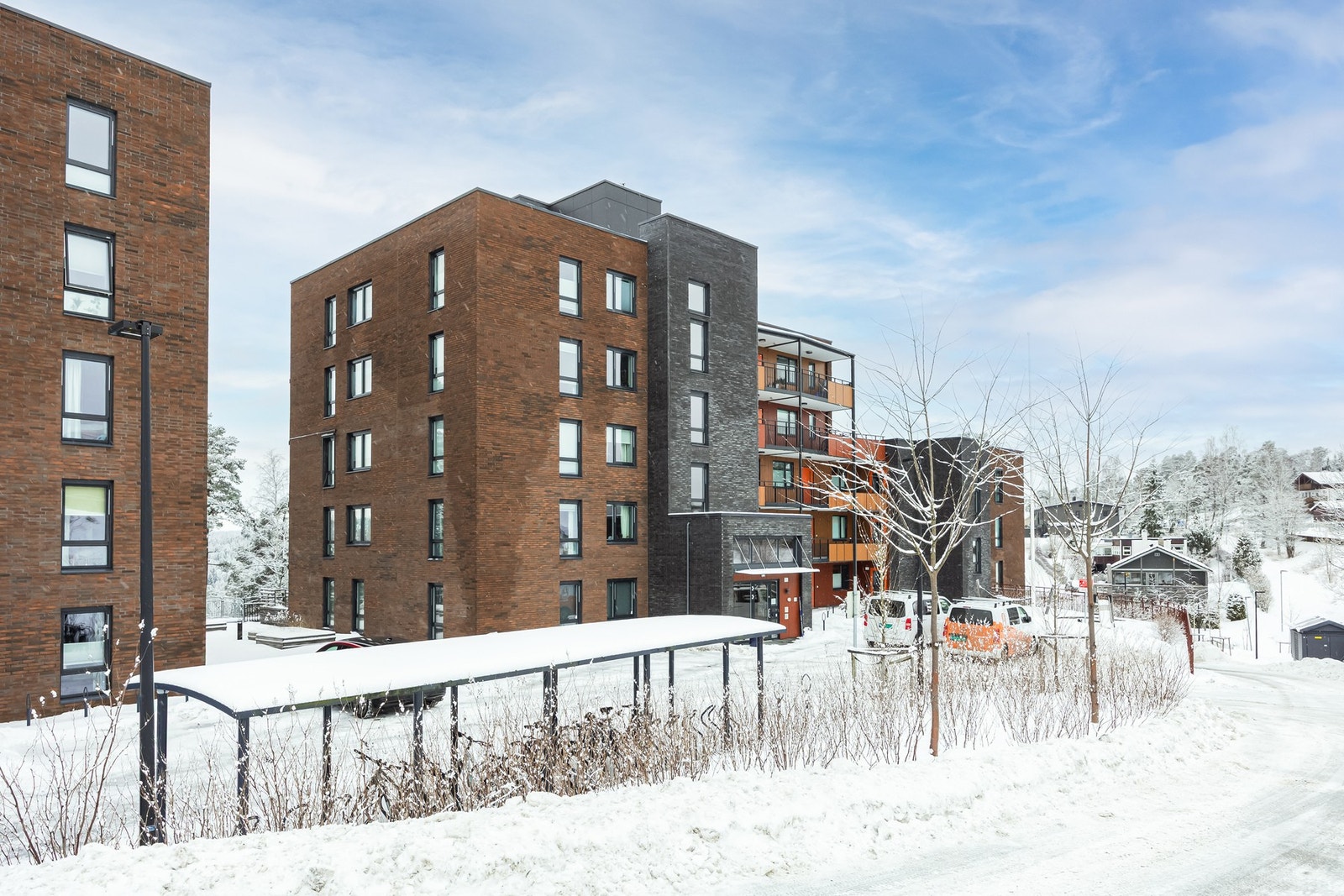 Beliggenheten er sentral med kort vei til en rekke servicetilbud som bl.a. butikker, treningssenter og tog. Galleribilde