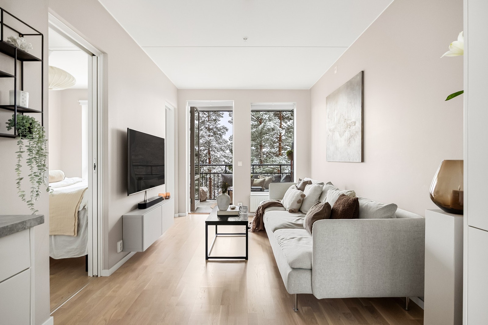 Den åpne stue-/kjøkkenløsningen gir en luftig og sosial atmosfære. Galleribilde