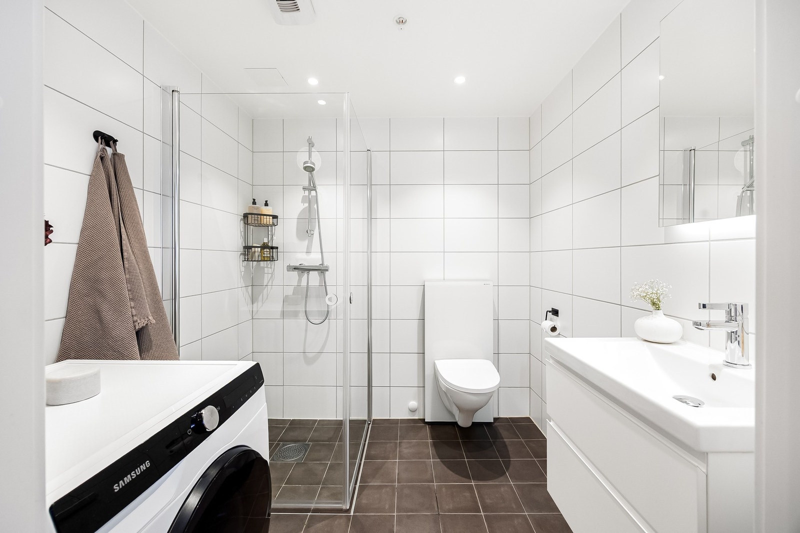 Pent bad med flislagte vegger- og gulv, varmekabler og innfelt downlights. Galleribilde