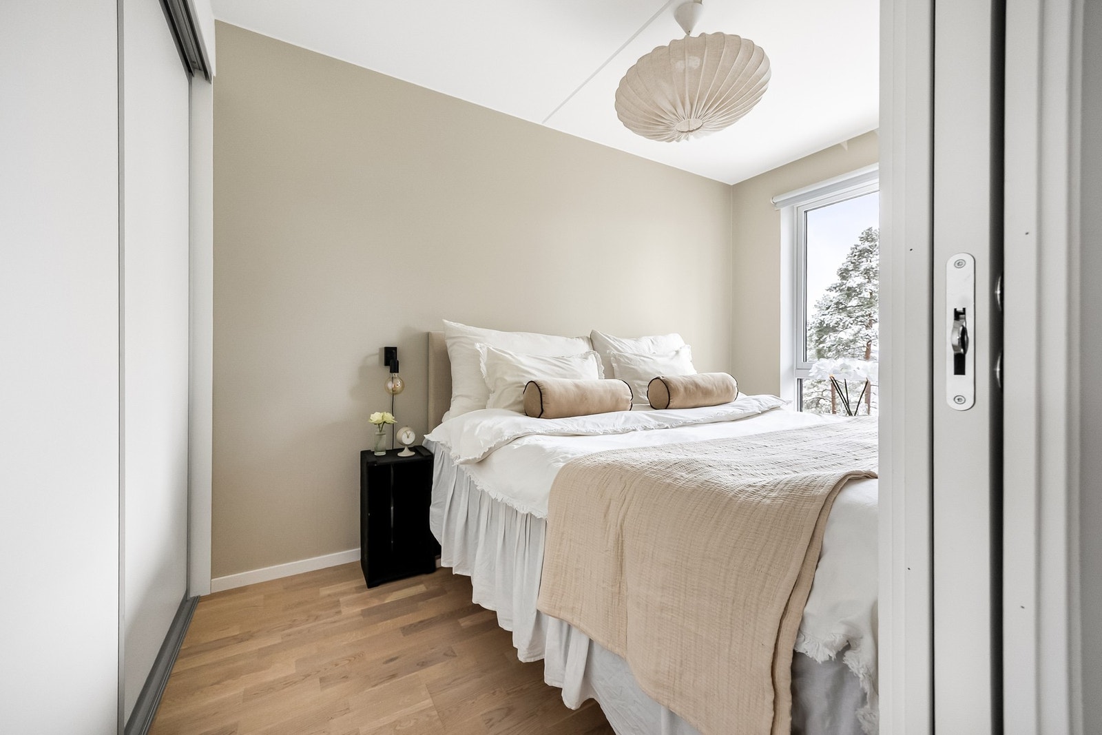 Rommet har god plass til dobbeltseng og nattbord, og rommet er innredet med en praktisk skyvedørsgarderobe. Galleribilde