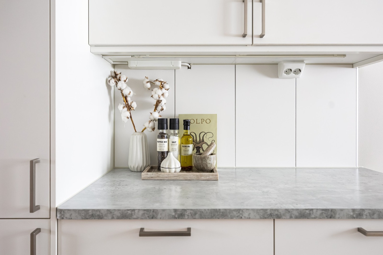 Kjøkkenet har rikelig med oppbevaringsplass i både skuffer og skap. Galleribilde