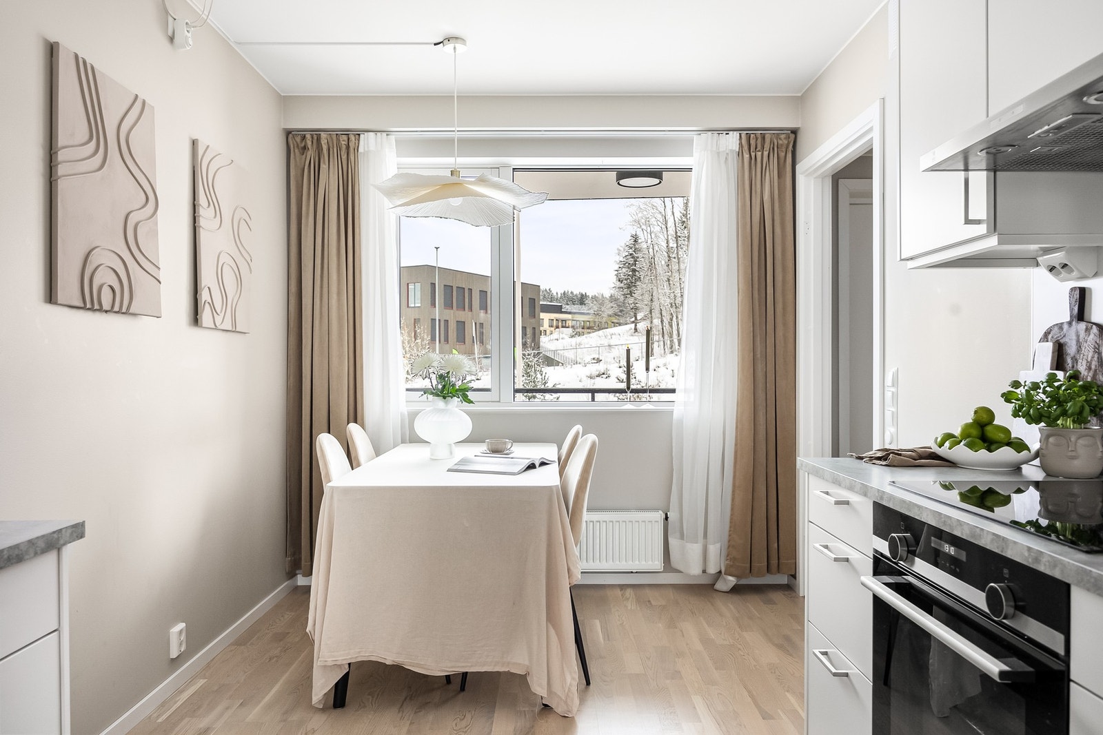 Utenfor kjøkkenet er det god plass til et spisebord. Galleribilde