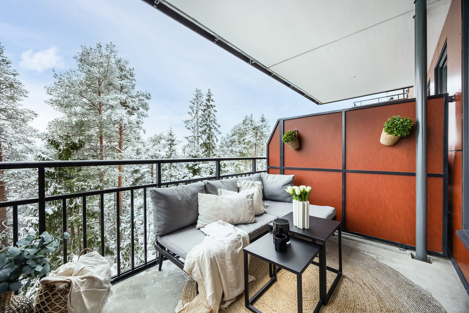 Balkongen har plass til utemøbler og her kan dagene nytes i solen med god mat, venner og familie. Galleribilde