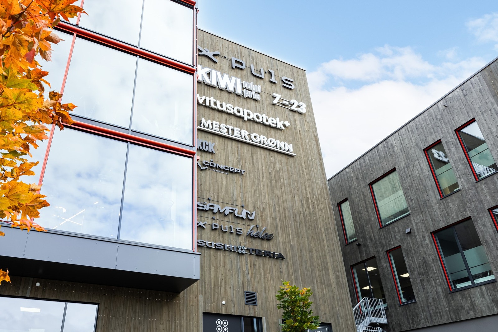 Det er kort vei til en rekke servicetilbud som bl.a. butikker, treningssenter og tog. Galleribilde