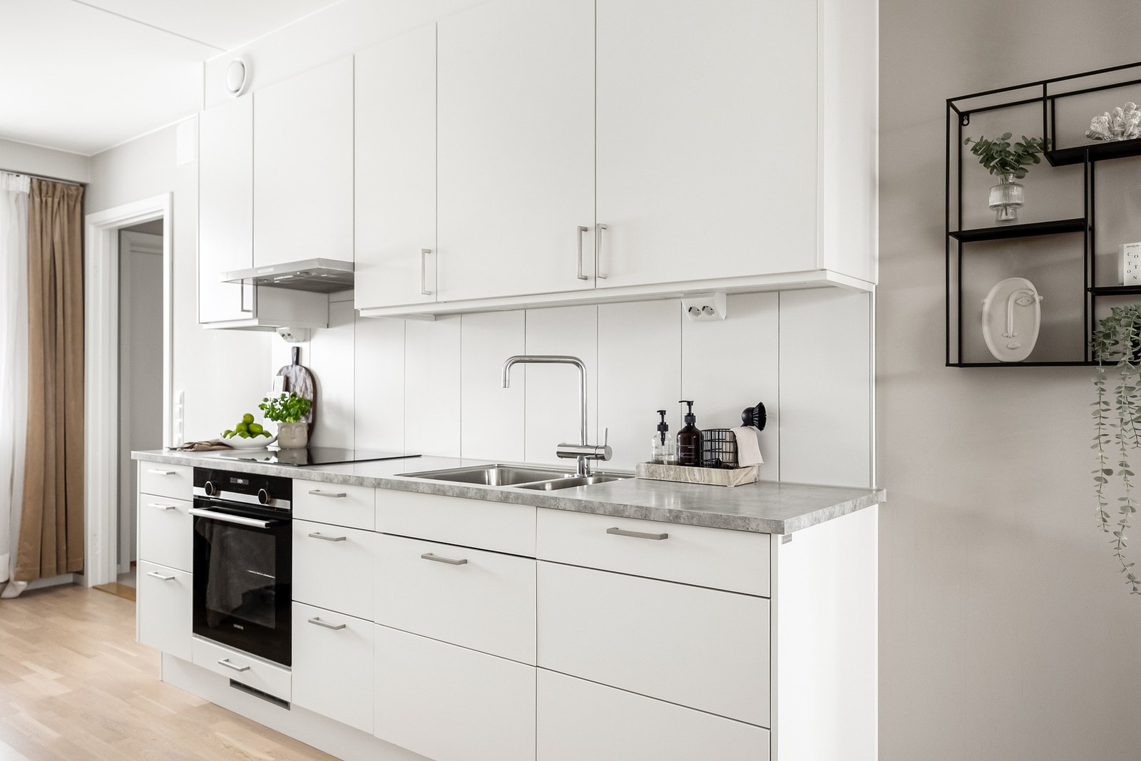 Lekker Marbodal-kjøkkeninnredning med lyse, slette fronter og laminerte benkeplater med nedfelt oppvaskkum. Galleribilde