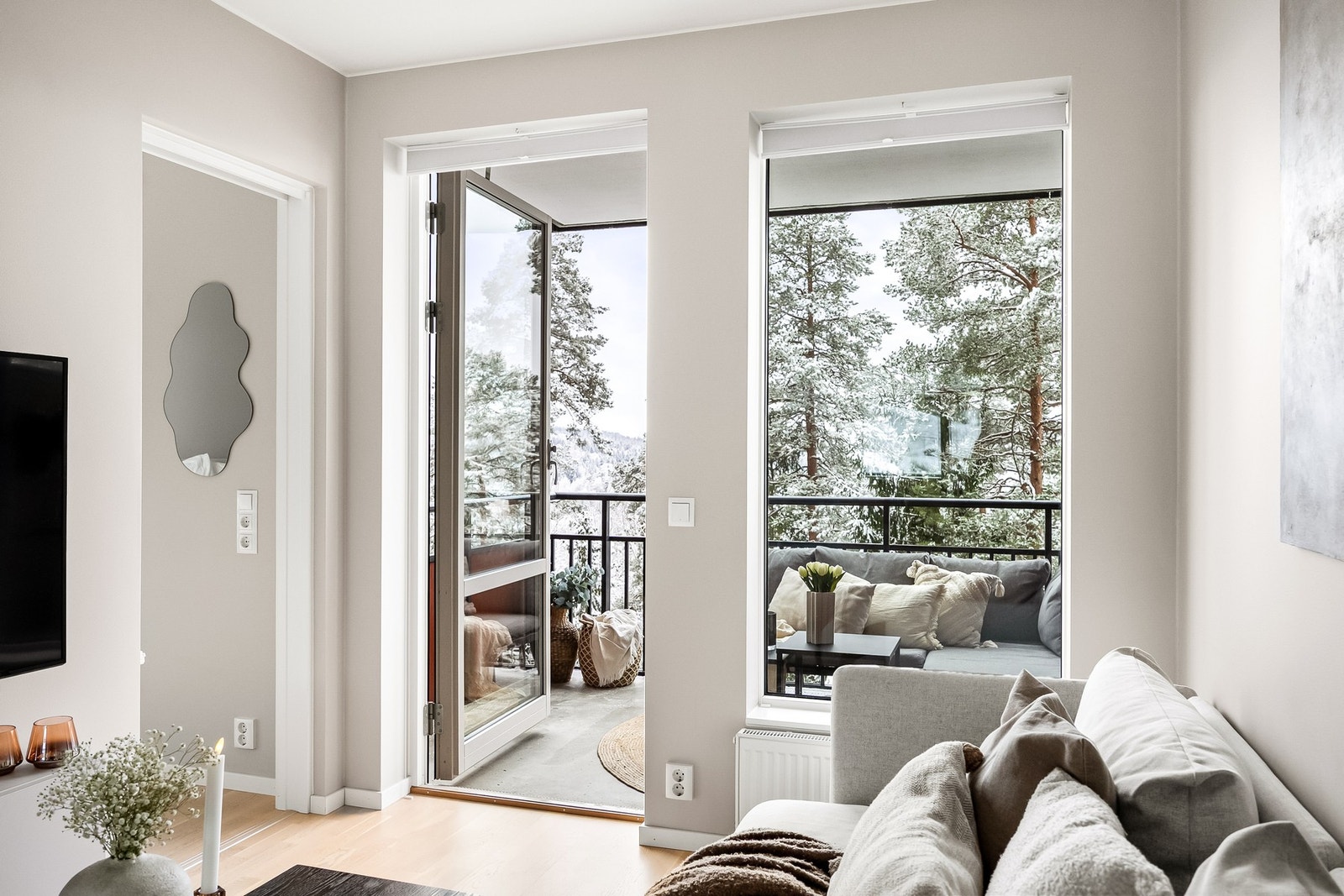 Dette er en pen og attraktiv 2-roms leilighet i andre etasje med moderne standard fra 2021. Galleribilde