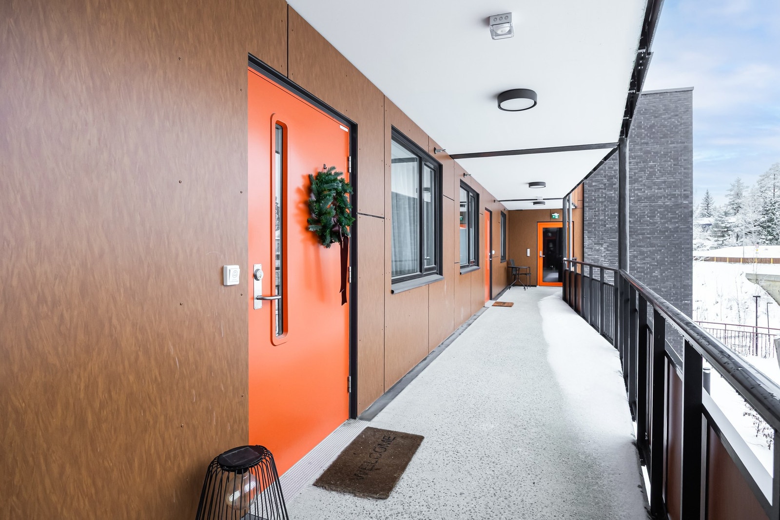 Leiligheten ligger i byggets andre etasje og har adkomst via felles trapperom med heis. Galleribilde