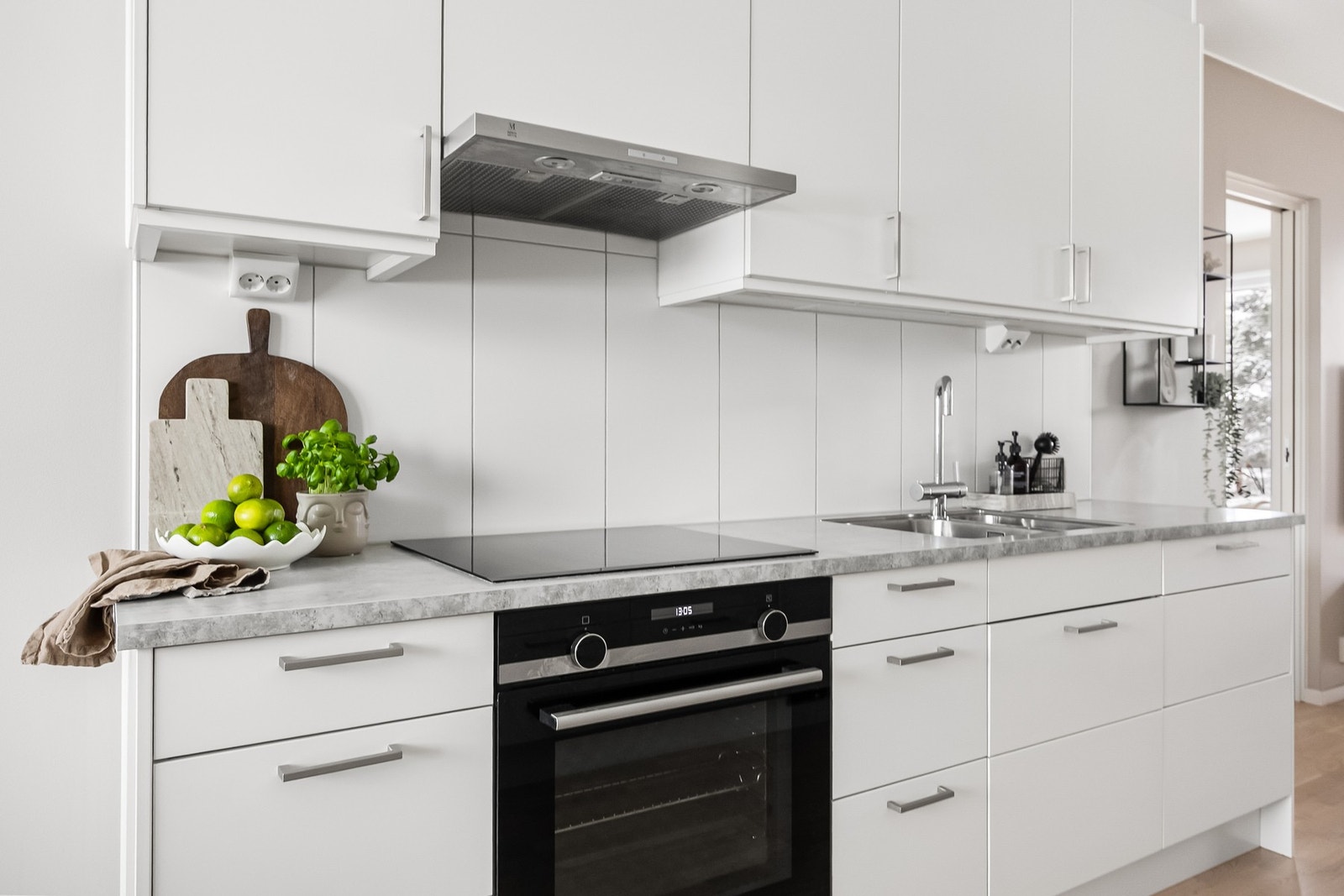 Kjøkkenet er utstyrt med integrerte hvitevarer som induksjonstopp, komfyr, oppvaskmaskin og kjøleskap med frysedel. Galleribilde