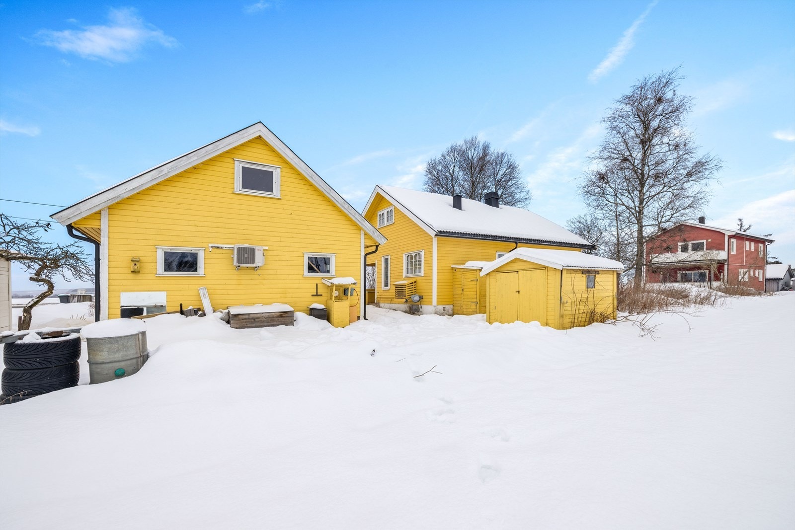 Utvendig bod er plasser utenfor tomtegrensen. Kjøper må selv ta ansvar for å flytte denne om eier av nabotomt krever dette. Galleribilde