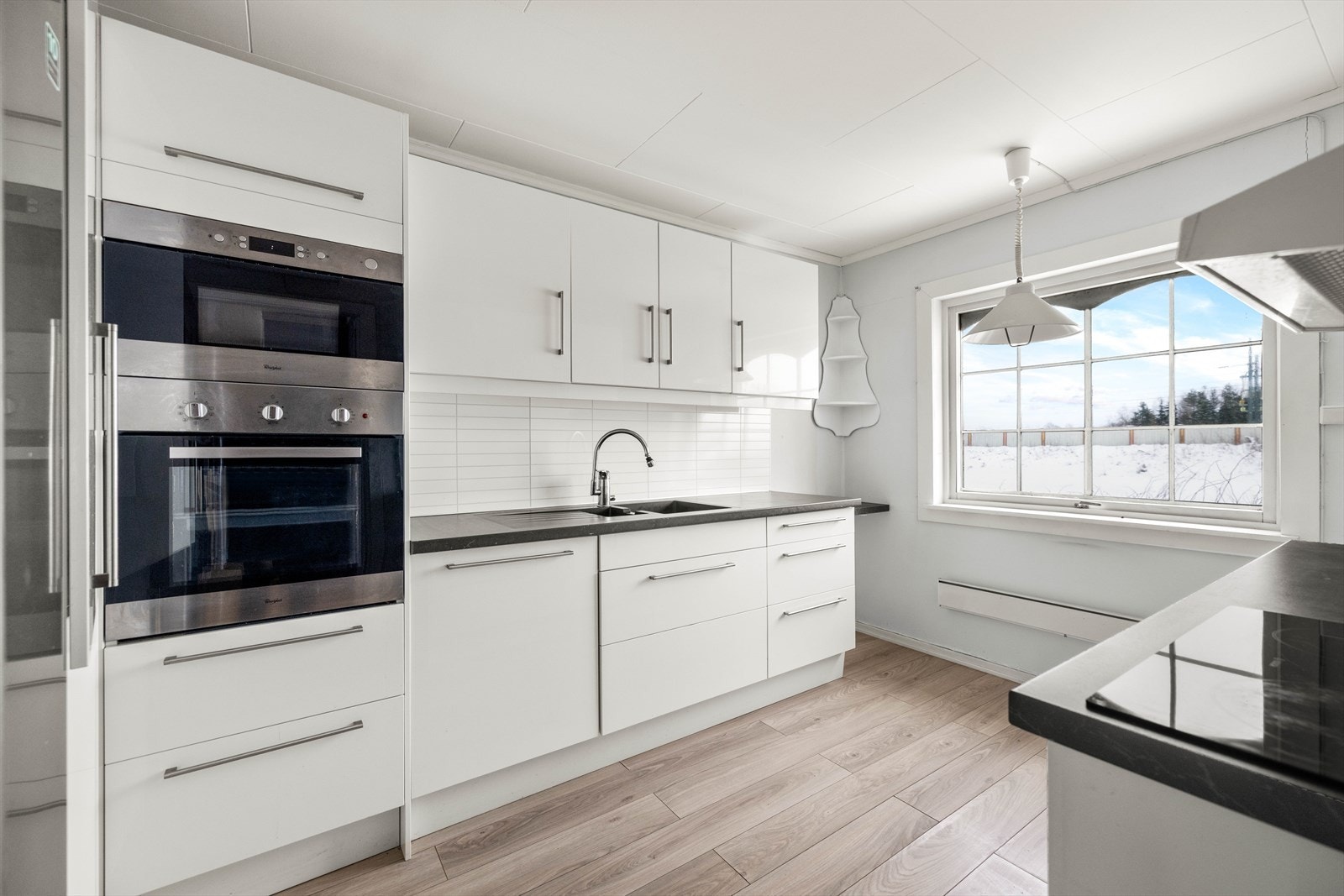 Boligen har kjøkken med spiseplass. Integrerte hvitevarer som vist medfølger. Galleribilde