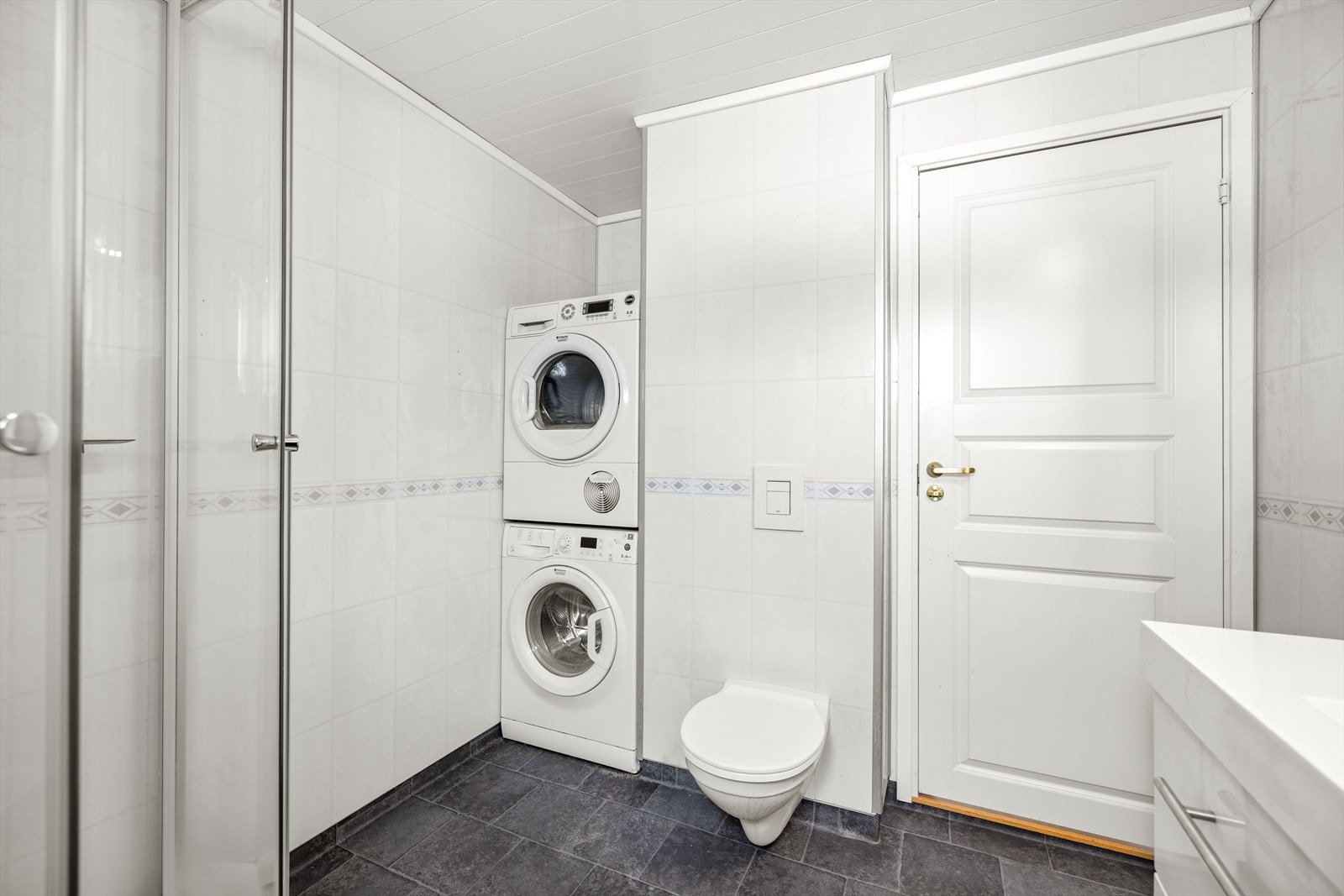 Opplegg for vaskemaskin og tørketrommel på baderom. Galleribilde