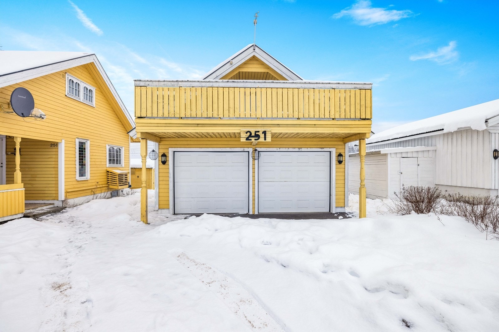 Stor og romslig dobbeltgarasje med innredet hems og tilknyttet balkong. Galleribilde