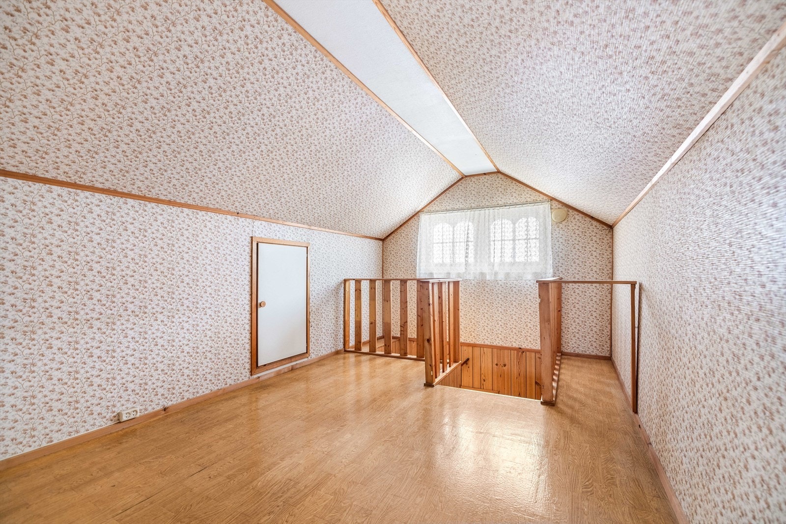 Loftstue. Galleribilde