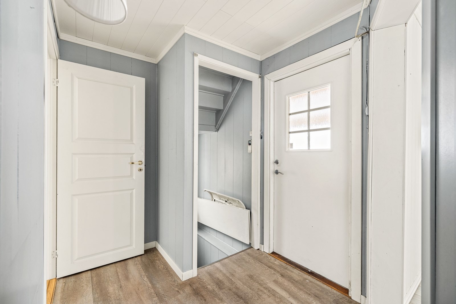 Entre / gang med trapp ned til kjeller. Galleribilde