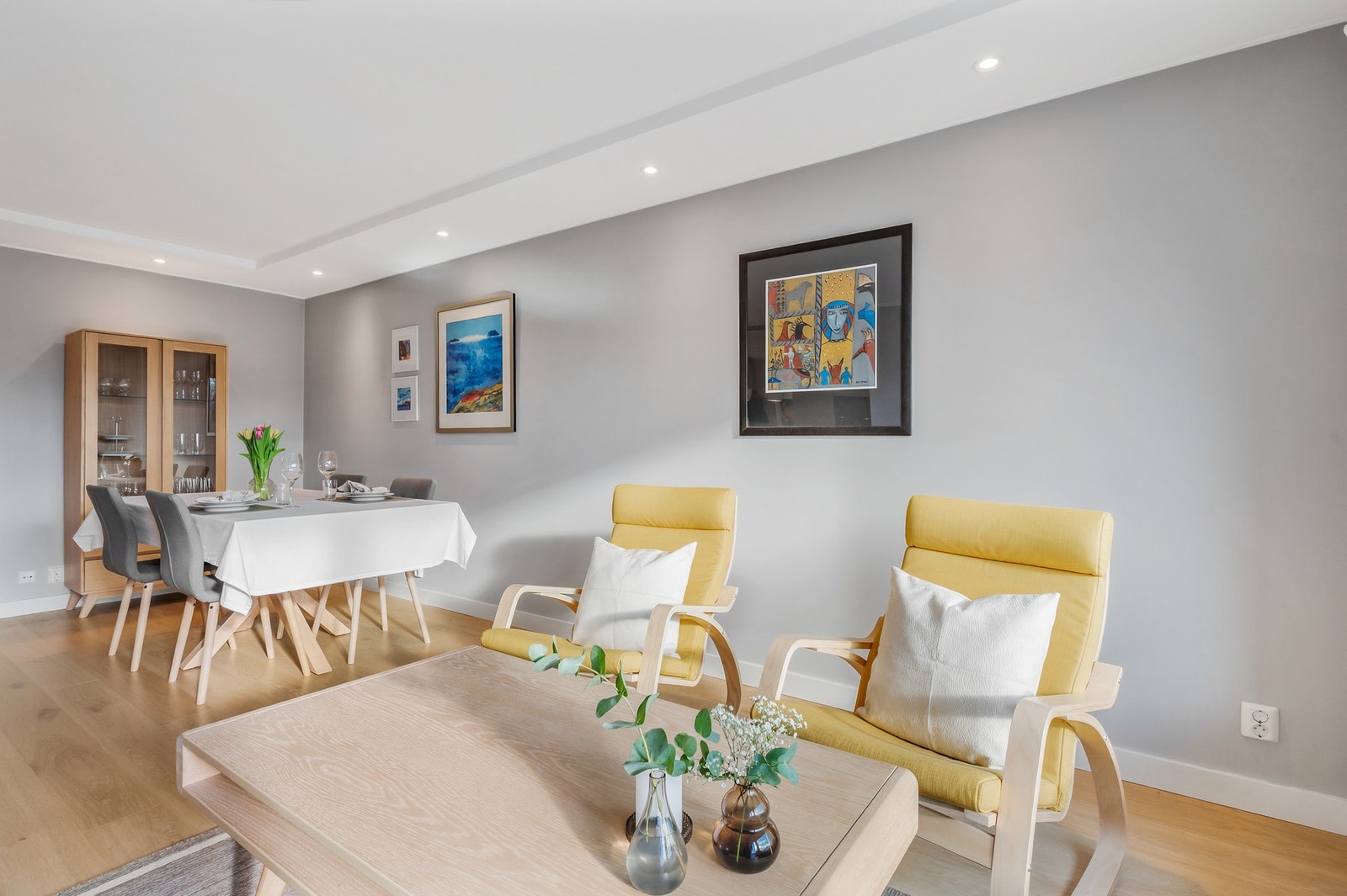 I stuen er det downlights i himling og lys enstavs eikeparkett. Galleribilde