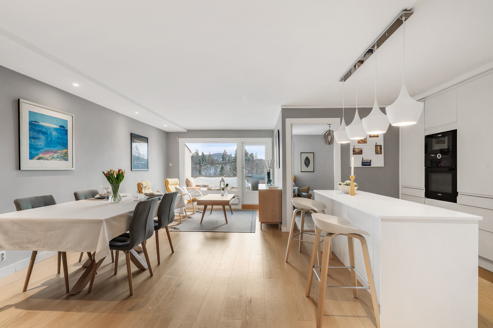 Gjennomgående toppleilighet i 4. etasje med to balkonger. Galleribilde