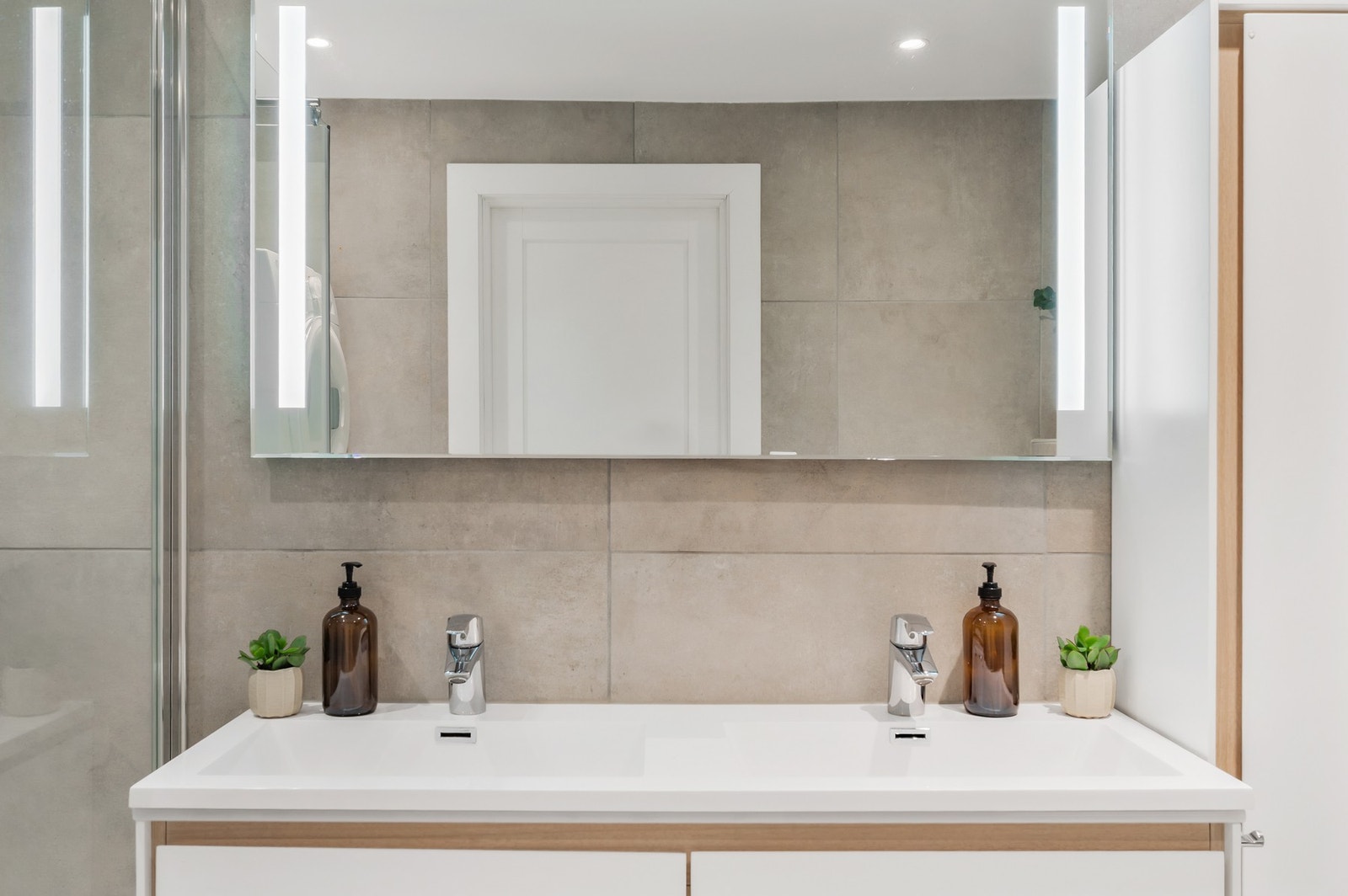 Praktisk og pen dobbel servant. Galleribilde