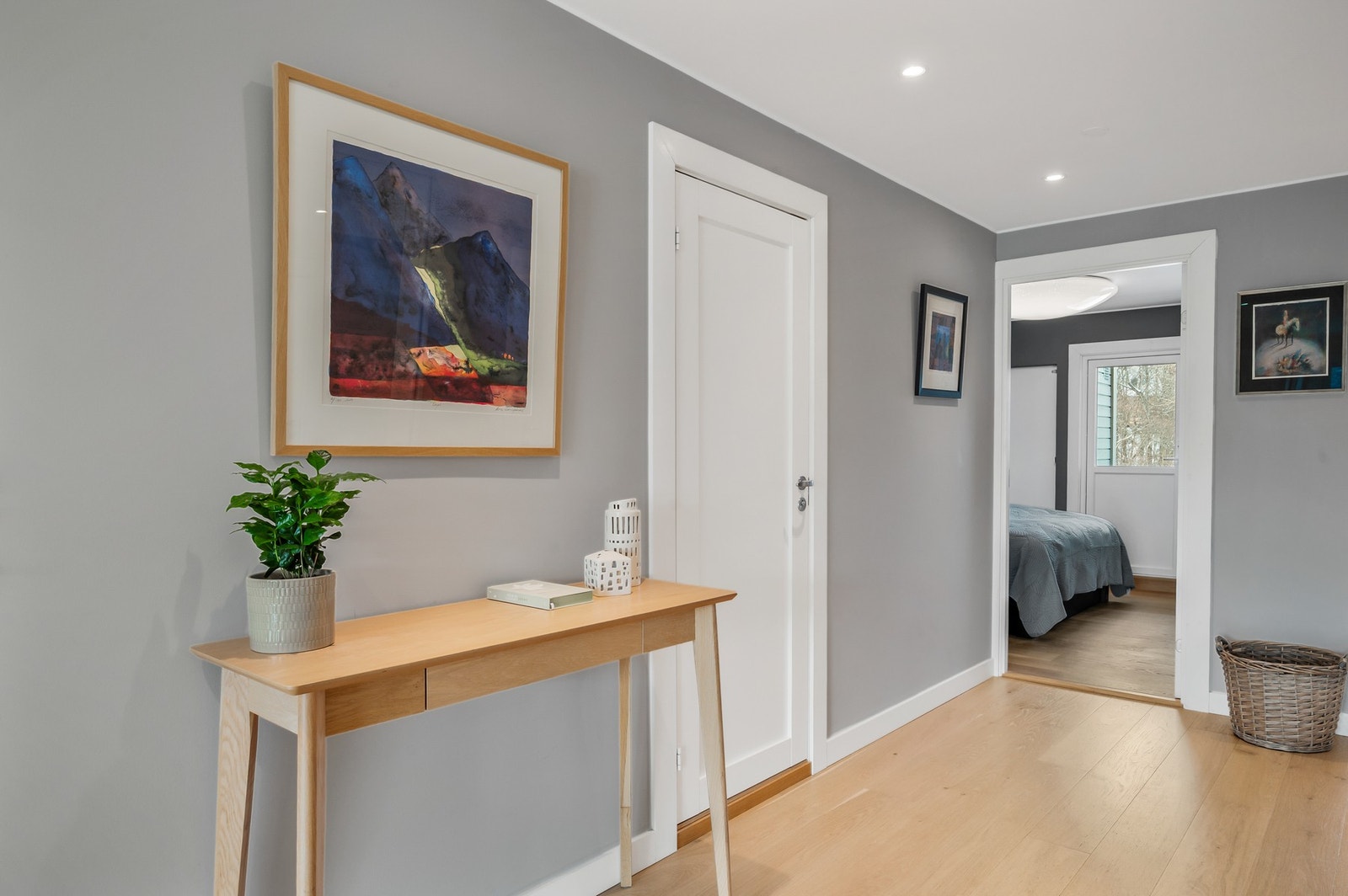 Gang/entré med adkomst til bad og to soverom. Galleribilde