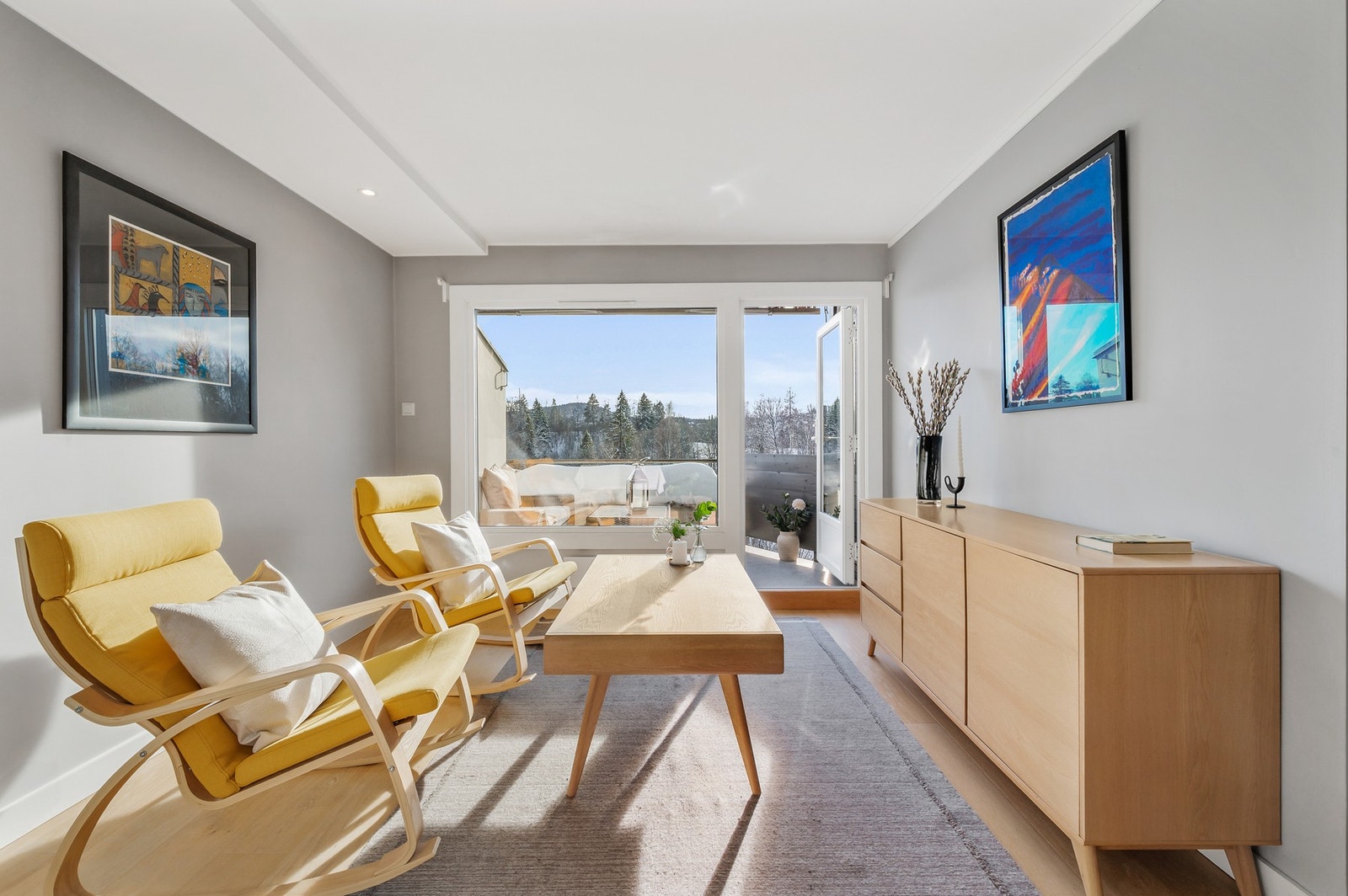 Store vinduer (nye i 2018) slipper inn rikelig med naturlig lys. Galleribilde