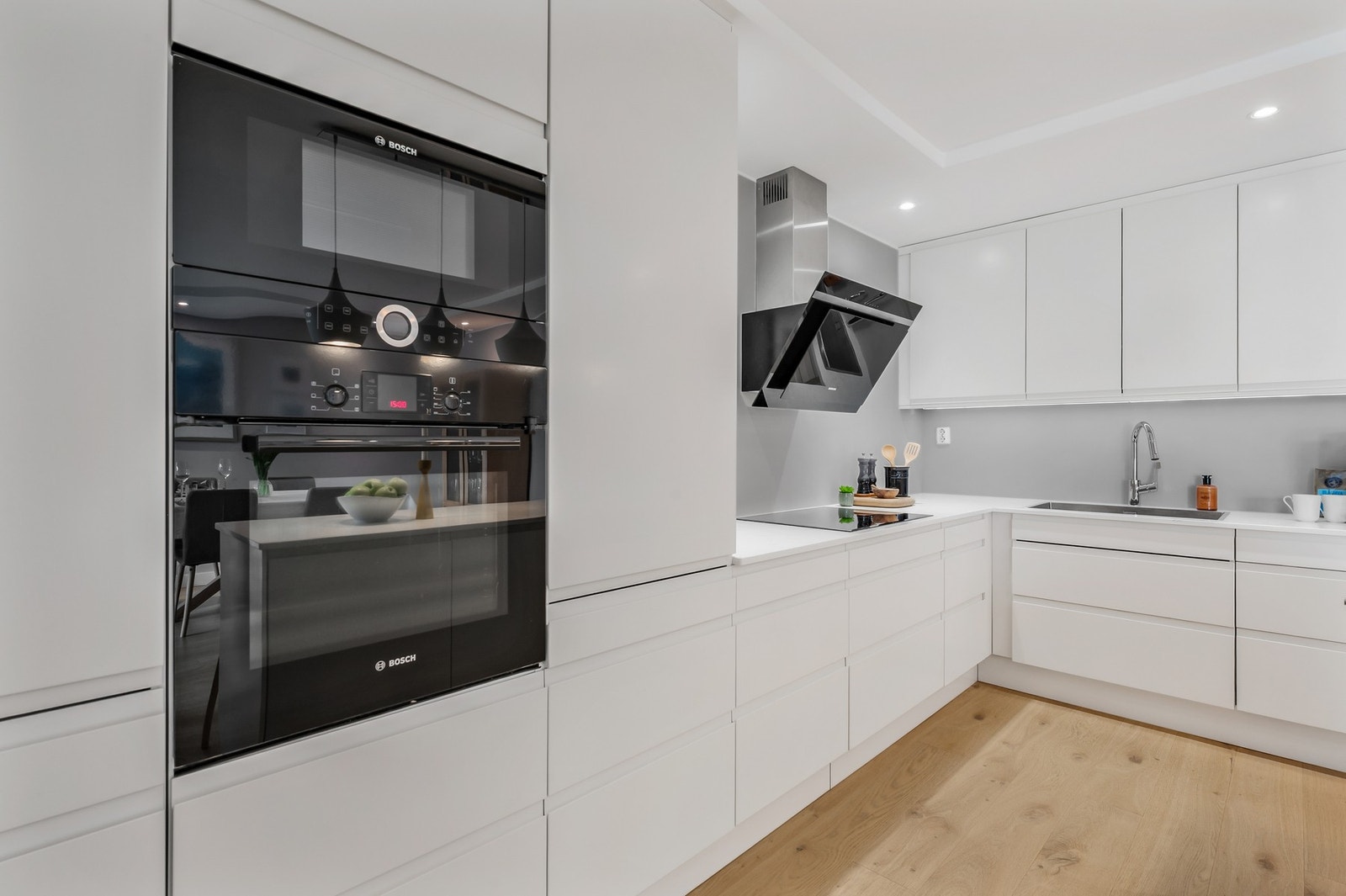 Kjøkkenet har integrert stekeovn, mikrobølgeovn, platetopp, oppvaskmaskin og kjøleskap med fryser. Vegghengt ventilator. Galleribilde