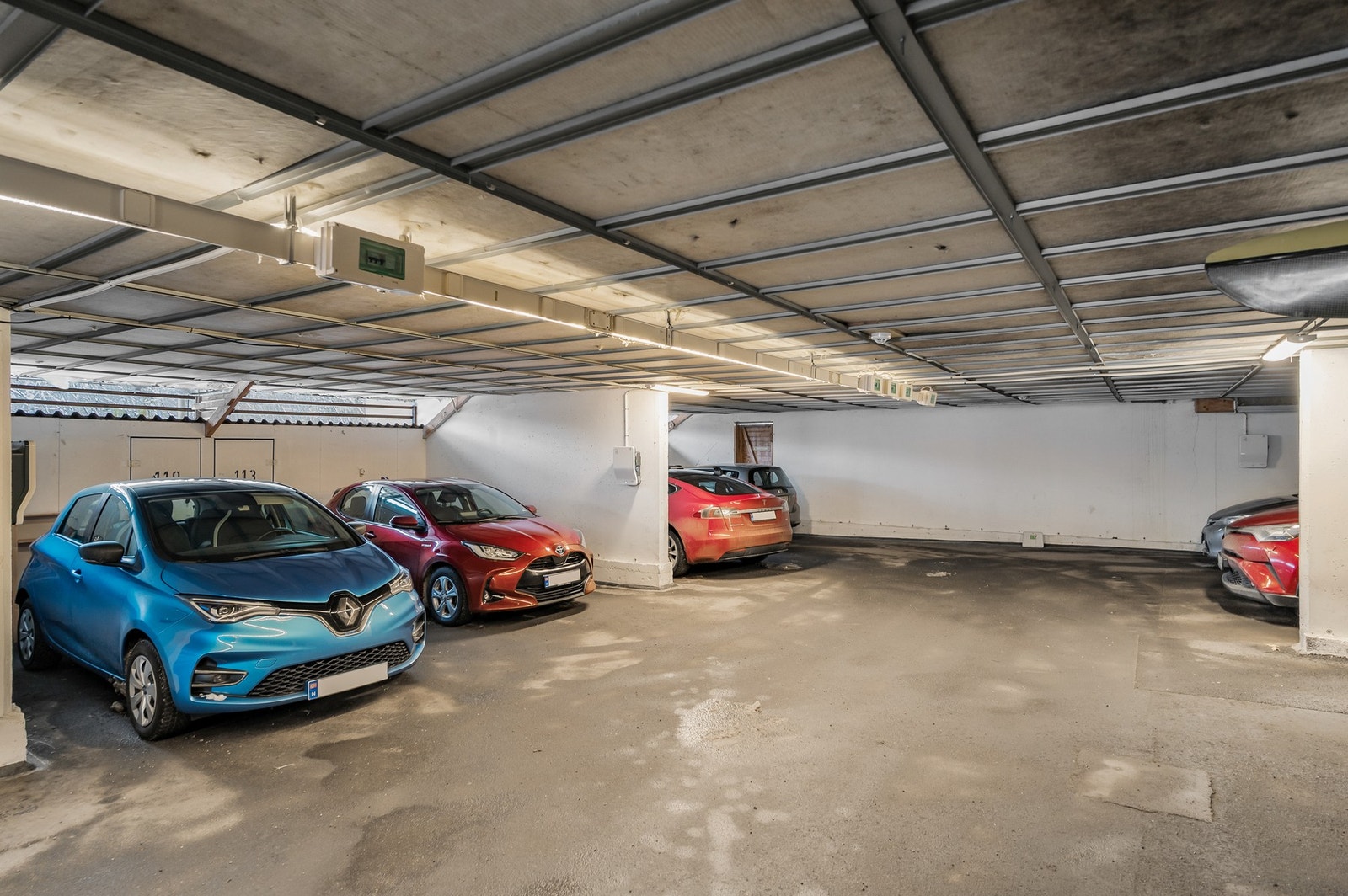 Boligen disponerer biloppstillingsplass (m/elbillader) i felles garasjeanlegg under blokken. Galleribilde