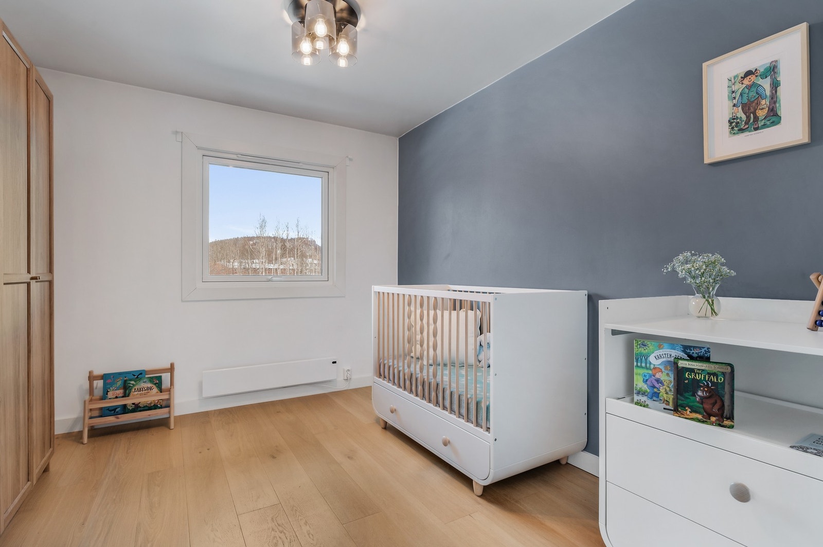 Soverom/barnerom med adkomst fra entré. Galleribilde