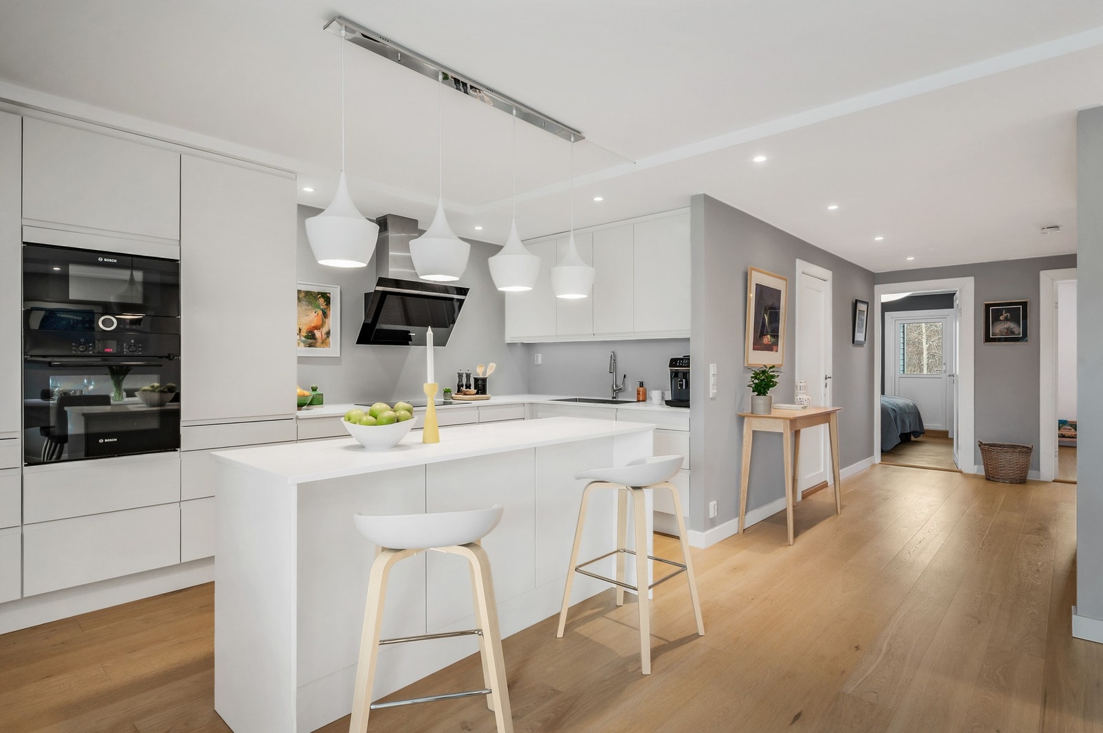 Åpen kjøkkenløsning skaper en luftig og sosial atmosfære. Galleribilde