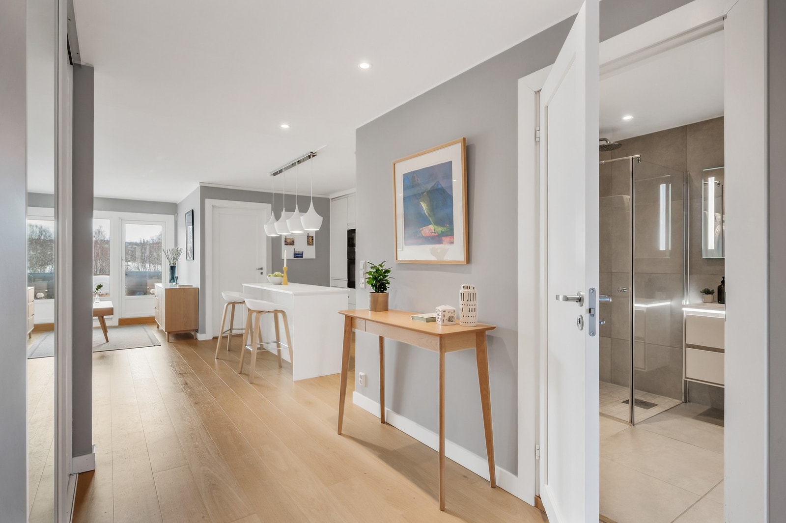 Leiligheten ble betydelig oppusset i 2018 og holder en moderne standard. Galleribilde