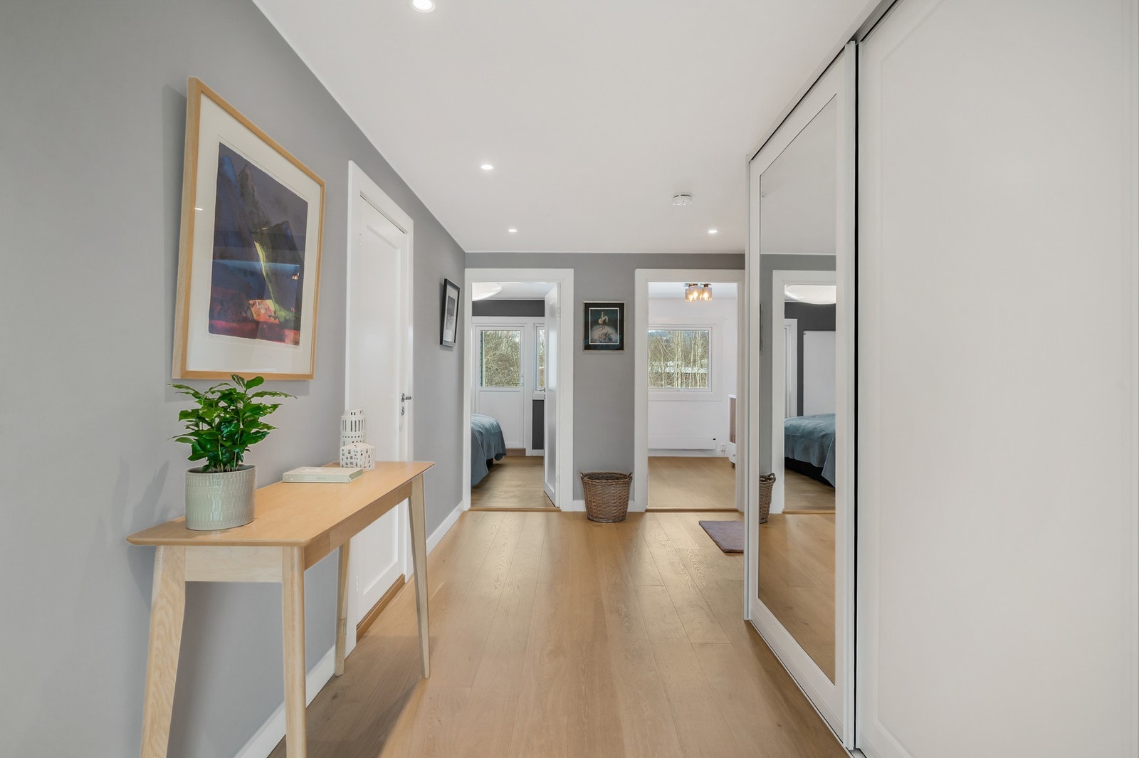 I gangen er det skyvedørsgarderobe med speildører. Galleribilde