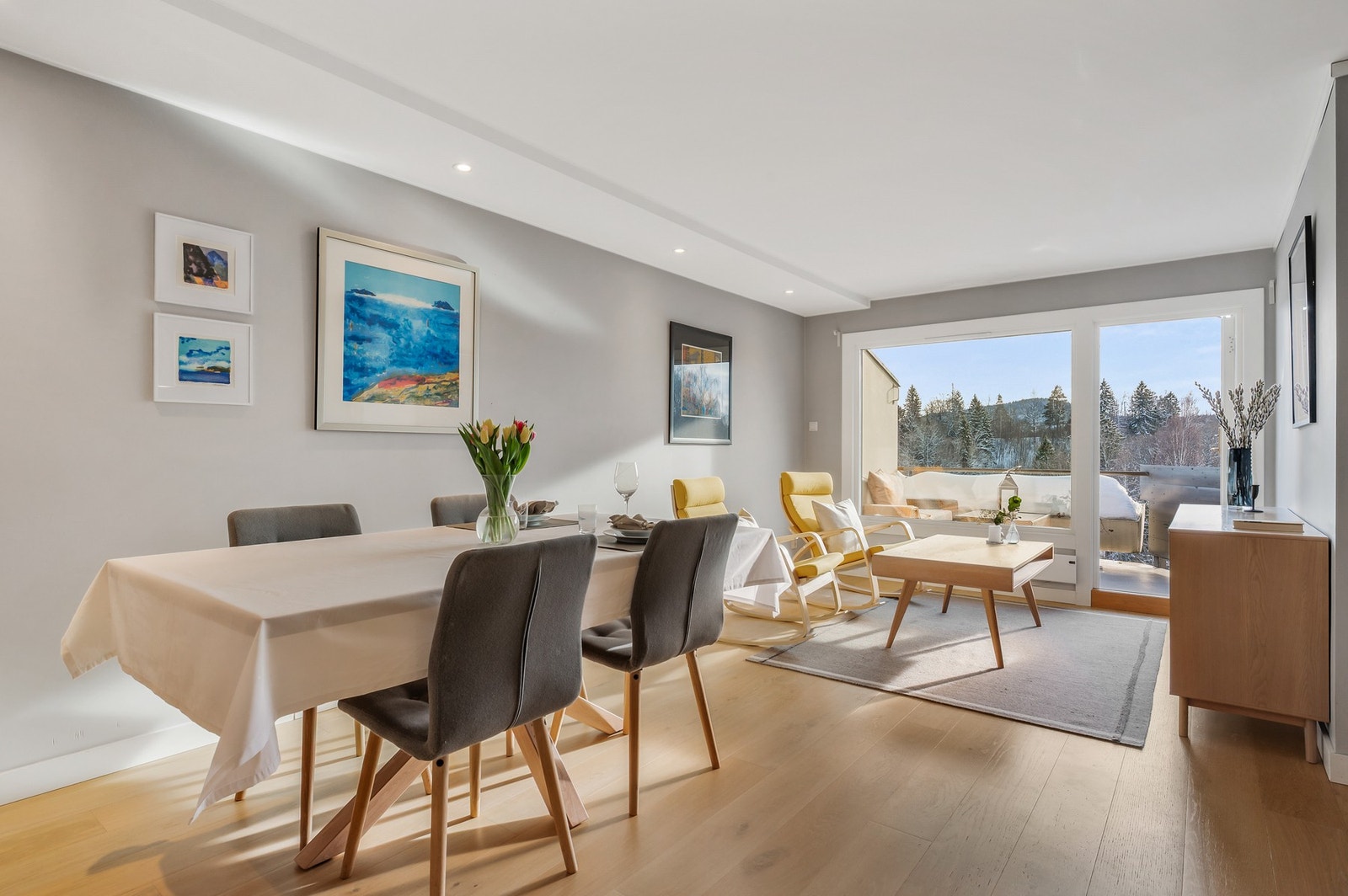 Romslig stue med gode muligheter for innredning. Galleribilde