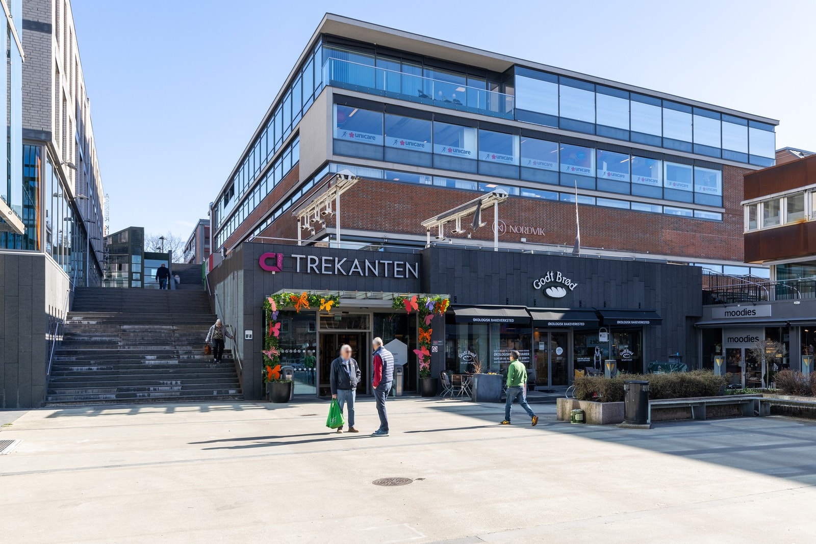 Fra boligen er det få minutter til Asker sentrum med butikksenter, kaféer, restauranter og servicetilbud. Galleribilde