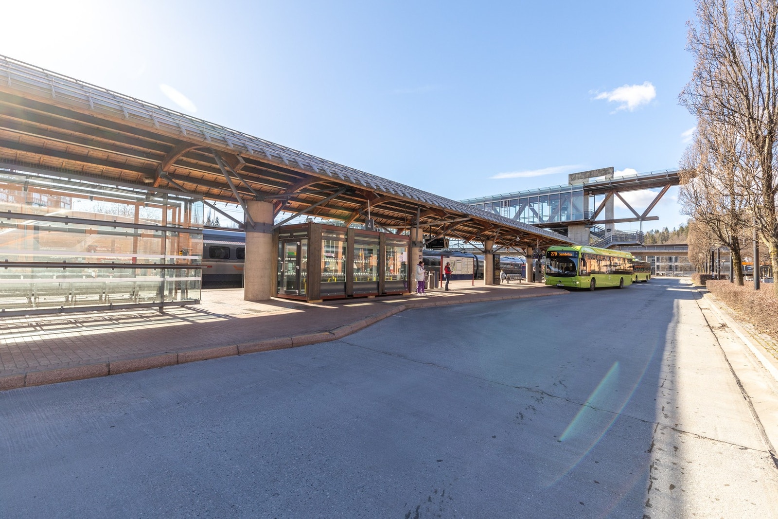 Det går både buss og tog fra Asker stasjon. Galleribilde