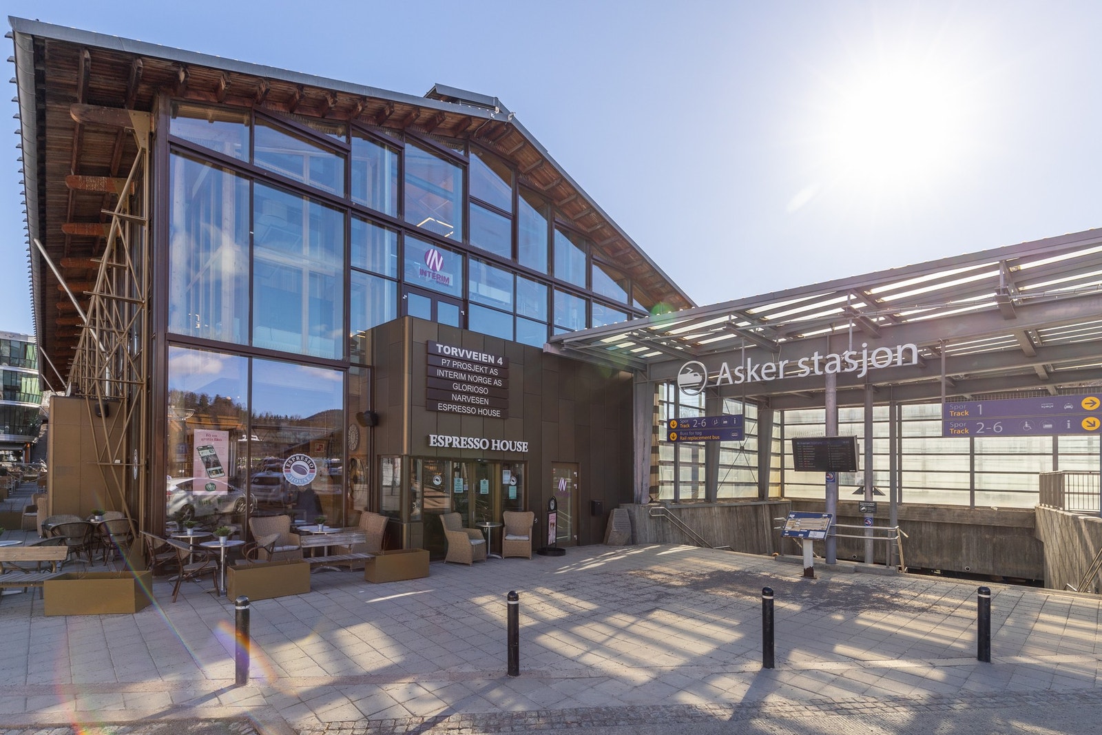 Asker sentrum er et knutepunkt for kollektivtransport mot Oslo og Drammen. Galleribilde